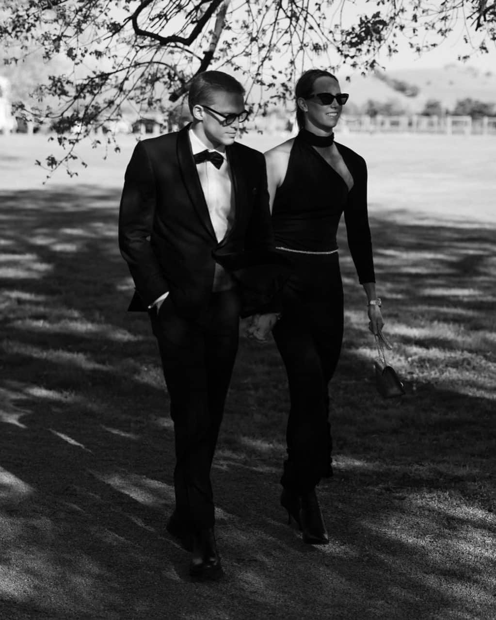 エマ・マッケオンのインスタグラム：「Wedding snaps 🤍🖤」