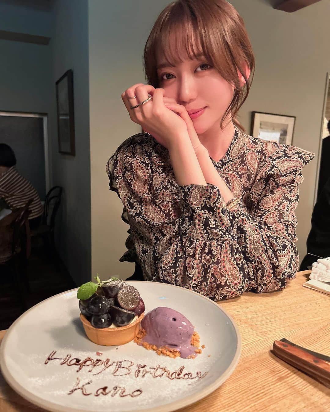 野島樺乃のインスタグラム：「🥂 . . . 行きたかったご飯屋さんに 連れてってくれたうえにお祝いまで... ちかちゃんいつもありがとう♡♡ . . . 美味しいワインを飲んで 少しほろ酔い状態です... 顔火照っちゃってるね~ . . .  #名古屋ディナー  #四間道  #丸の内ディナー  @chikako_1119」