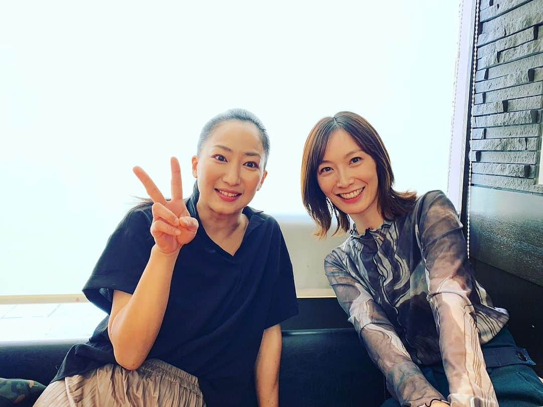 長澤奈央さんのインスタグラム写真 - (長澤奈央Instagram)「久しぶりに会ったあゆみちゃんが綺麗過ぎてぶっ飛びました。どこ角度で撮っても美人さん！！ 広瀬さんもこんなに綺麗なのに面白過ぎて沢山笑わせてもらいましたw ヒーローママはみんなキラキラママだなぁ。 #ヒーローママ #青黄白 #先輩ママからの学び  #最高に贅沢な時間でした  #またすぐ会いたい」10月8日 19時38分 - nagasawana_official