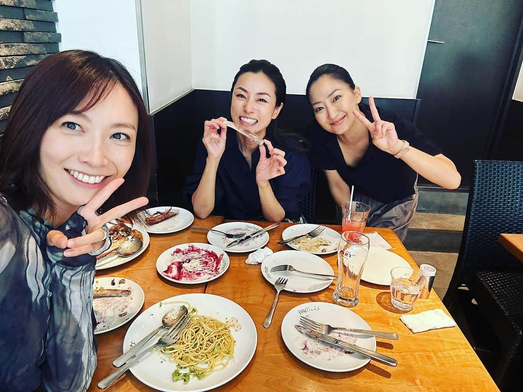 長澤奈央さんのインスタグラム写真 - (長澤奈央Instagram)「久しぶりに会ったあゆみちゃんが綺麗過ぎてぶっ飛びました。どこ角度で撮っても美人さん！！ 広瀬さんもこんなに綺麗なのに面白過ぎて沢山笑わせてもらいましたw ヒーローママはみんなキラキラママだなぁ。 #ヒーローママ #青黄白 #先輩ママからの学び  #最高に贅沢な時間でした  #またすぐ会いたい」10月8日 19時38分 - nagasawana_official