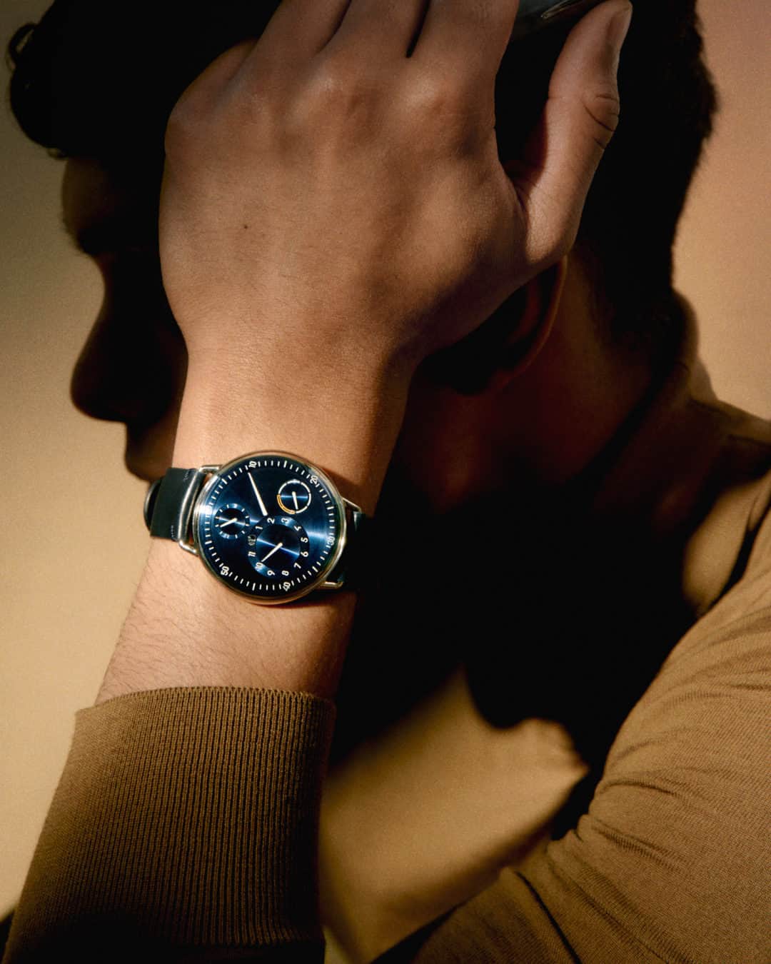 MR PORTERのインスタグラム：「Five new watches from 2023 that demonstrate luxury watchmaking is always a conversation between past, present and future. Discover the selection of new timepieces from @bellrosswatches, @cartier, @geraldcharles_official, @nomos_glashuette and @ressence_watches through the link in bio.」