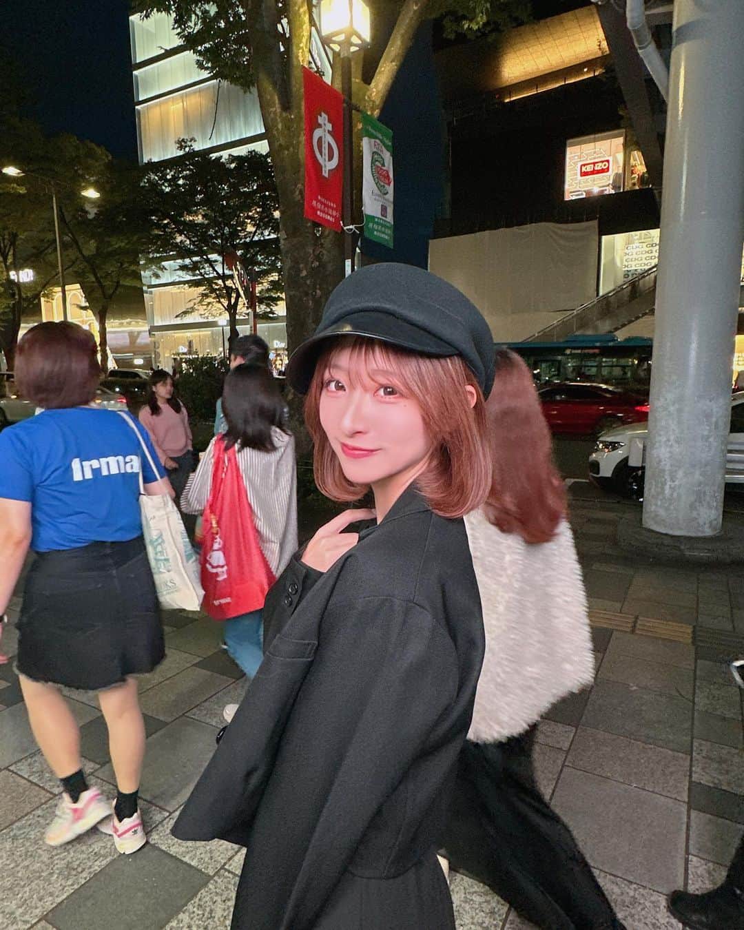渡辺葉月のインスタグラム：「🌃🐈‍⬛🪄」
