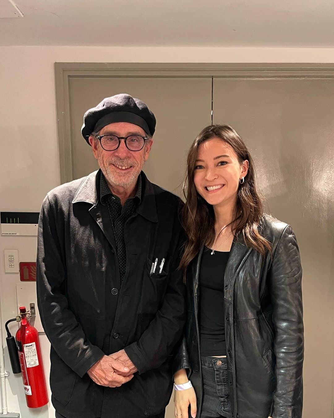 澄那シュトゥーダーのインスタグラム：「just me, @timburton and a fire extinguisher photobombing us 🧯」