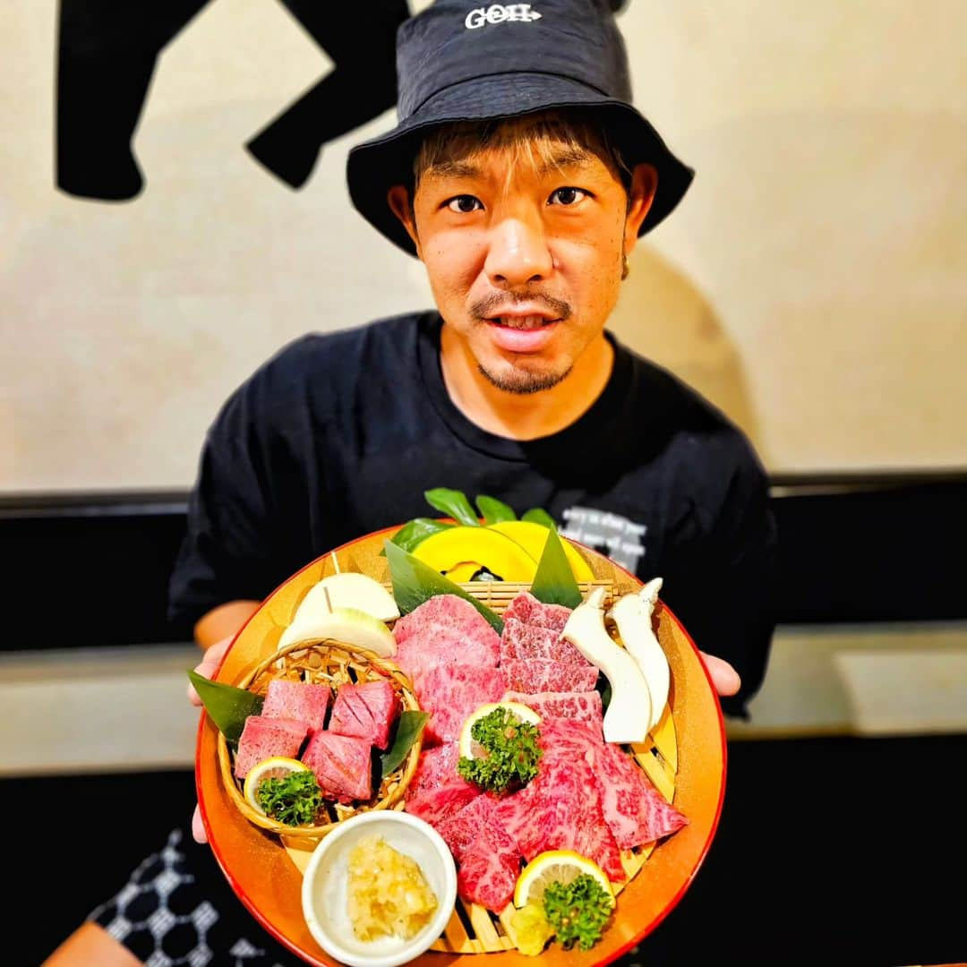 剛王のインスタグラム：「今回はお昼におすすめの焼肉屋さん。 東梅田駅から徒歩2分のところにあるコスパよくて新鮮な和牛が食べられてお昼12時から23時まで営業してる焼肉屋さん。 何故昼におすすめかと言うと夜は予約がなかなかとれないのでお昼にゆっくり食べれるのがええ。 そのお店は焼肉Lab 梅田店 @yakiniku_lab  お昼から焼肉って贅沢な気分。 今回注文したのが お通し代450円×2名分 飲み放題1500円×2名分 白ごはん大400円 白ごはん小300円 新名物！！Lab盛り5480円 2人でこんなけ食べて10000円は安い。 お昼にプチ贅沢にどうですか？ 今回注文した新名物！！Lab盛りは タンブリアン 厚切りタン 上ハラミ 特上カルビ 特選ロース 上赤身 焼き野菜セット が入っててどれも最高に美味しい。 今度お昼焼肉一緒にどうですかー  焼肉Labさんは食べ放題もしてて記念日やパーティーなんかに対応しててアニバーサリーコースは肉ケーキが出てくる。もちろん単品注文もOK。  --------------------------------------------------------------------------------------------------- 焼肉Lab 梅田店 住所 大阪府大阪市北区曽根崎２‐10－21　 第3河合ビル3Ｆ アクセス 谷町線東梅田駅4番出口より徒歩約3分/御堂筋線梅田駅13番出口より徒歩約5分/ＪＲ大阪駅御堂筋南口より徒歩約8分 電話番号 06-6809-6225 営業時間 月～日、祝日、祝前日: 12:00～23:00  （料理L.O. 22:00 ドリンクL.O. 22:30） お問い合わせ時間 12：00～受付いたします。 お気軽にお問い合わせください。 定休日 不定休お問合せください 【お店のアカウント】 @yakiniku_lab #梅田焼肉 #woomypr  ---------------------------------------------------------------------------------------------------  みんなお昼から焼肉食べて元気になろう。  #焼肉 #大阪焼肉 #梅田グルメ #梅田ランチ #大阪ランチ #ランチ #ランチ焼肉 #肉 #焼肉食べ放題 #肉スタグラム」