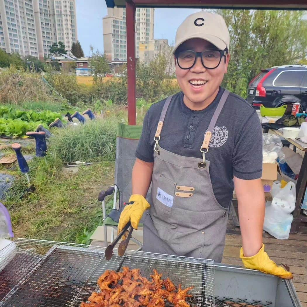 チョン・ウンピョさんのインスタグラム写真 - (チョン・ウンピョInstagram)「지웅이가 친하게 지내는 형,누나,친구들 데려오겠다해서 그러라 했는데 본인 포함 열두명이라고 한다ㅜㅜ 우리 식구 셋까지 열다섯명분 음식이랑 맛있게 구울 그릴이랑 숯 의자 테이블 또 간이 화장실등을 준비 하면서 이게 뭐하는 짓인가 싶기도 했는데 친구들이 와서 맛있게 먹고 즐거워 하는걸 보니 나 또한 즐겁고 젊어지는 느낌이 들었다ㅎㅎ누추하긴 했지만 너무 이쁜 석양을 보여줄수 있어 다행~ #삼겹살#양념갈비#소금구이닭다리살#양념닭다리살#소시지#닭발#어묵탕#마시멜로우#소주#맥주#콜라#석양#낭만#정지웅노랑곰  너무 행복했던 모든 공은 #김하얀」10月8日 19時34分 - eunpyoya