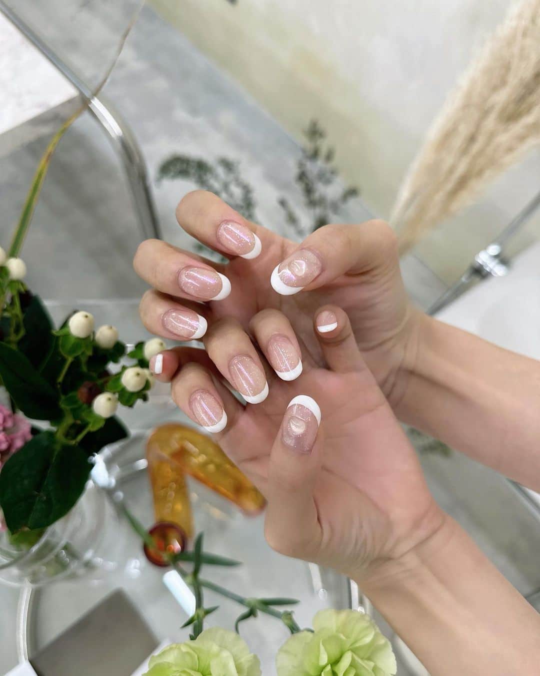 畑美紗起のインスタグラム：「いまのかわいいネイルみてーっ💅🤍  キラキラとオーロラベースにフレンチネイルを合わせて シンプルなようでとってもかわいいのだよ🫶🏻💕  写真より肉眼でみた方がかわいいんだけどねえ💭  本当はもっとパーツつけたかったけど、 お仕事の制限で小さめのハート1つずつで我慢したのえらい！🫣(当たり前)  #ネイルデザイン #フレンチネイル #ネイル #ネイルデザイン #ジェルネイル #シンプルネイル #キラキラネイル #キラキラ #オーロラネイル #オーロラ #トレンドネイル #nail #nailart #naildesign #naildesigns #nails」