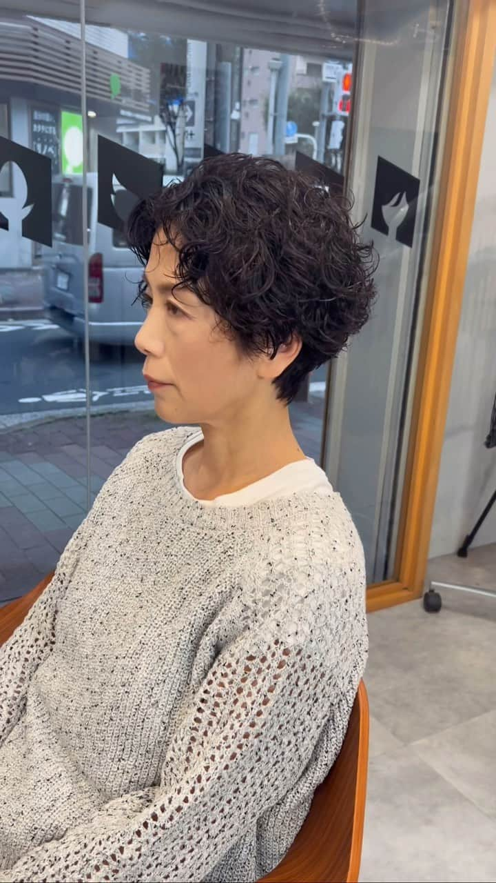 阿藤俊也のインスタグラム：「クセを生かした大人女性のハンサムショート✂︎  ※好きな雰囲気のスタイルのお写真あれば ぜひ持参ください！！ 好みが伝わりやすいので、ありがたいです☺️  ◆イメージ変えたいけど、似合うか心配😥 ◆いつもどこか似合ってない気がする😥 ◆自分に似合う髪型がわからない😥 ◆自分でうまくセット出来ない😥 ◆とにかく良い感じになりたい😥  どんなお悩みでもご相談ください☺️ どんな状態からでも、素敵にします✨✨ 年齢も問わず、どなたでも  【⚠️ご予約について⚠️】 ↓↓↓↓↓↓↓↓↓↓↓↓↓ ホーム画面URLからへ 簡単にご予約可能です😊 予約がよくわからない場合は、 お電話にて確認お願い致します🤲🤲  #ショート#ショートボブ#ショートへア#ヘアスタイル#ハンサムショート#2ブロック#大人へア#クセ毛#ショートカット#くびれヘア #レイヤーカット#前下がりボブ#刈り上げ #前下がりショート#クセ毛ショート #レイヤーボブ#清澄白河#清澄白河美容室#阿藤俊也」