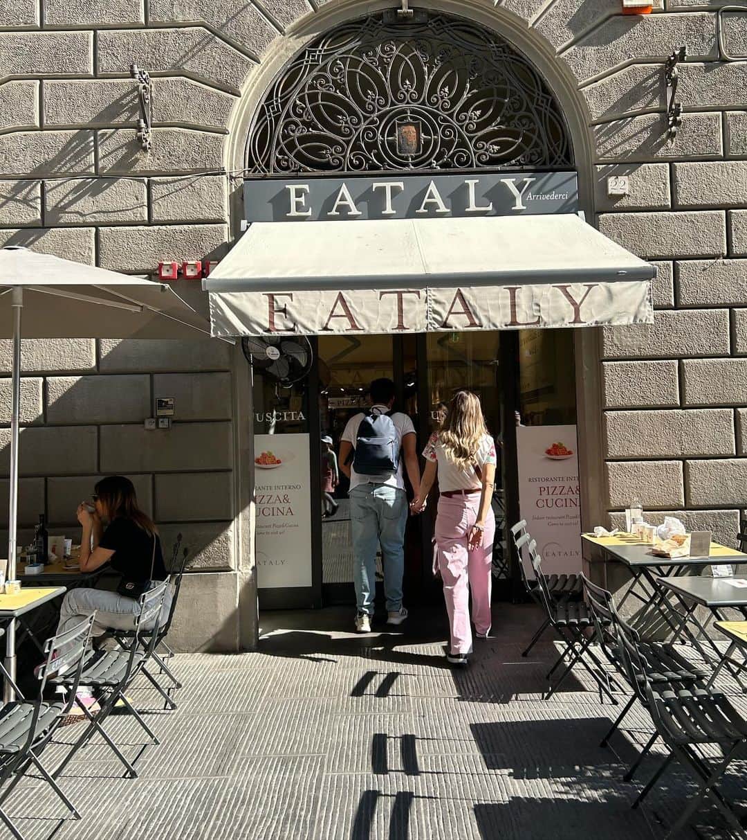 中岡由佳のインスタグラム：「❇︎ イータリーで買い物をして、店内illyのカフェラテを一杯。町歩きをしながら、サンタ・マリア・ノヴェッラ教会へ。ウェディングで教会の中には入れませんでしたが、幸せのお裾分けをいただきました。  #Eataly #イータリー #illy #イリー #SantaMariaNovella #サンタマリアノヴェッラ教会 #Firenze #フィレンツェ #Italy #イタリア」
