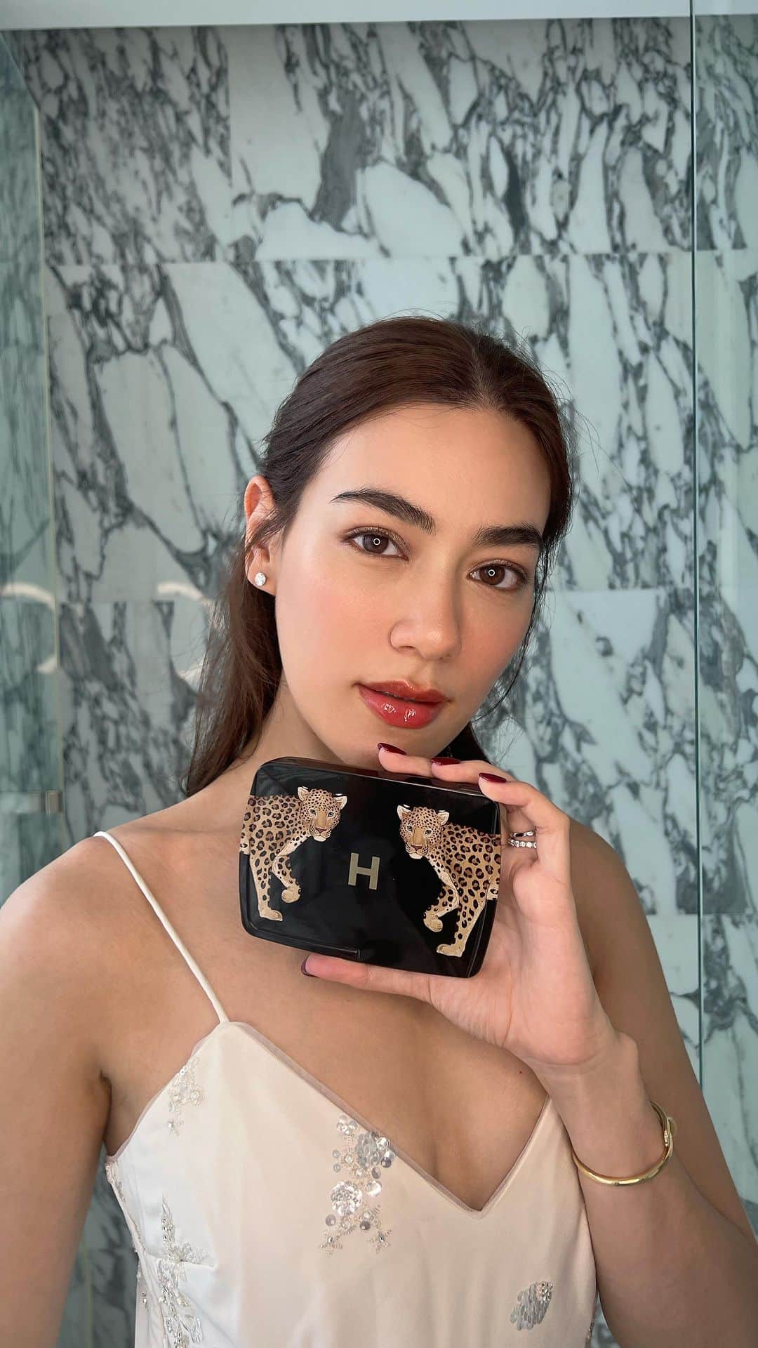 キンバリー・アン・ウォーテマス・ティアムシリのインスタグラム：「Holiday season is just around the corner. Let’s glow like never before Hourglass Ambient Lighting Edit Unlocked Palette  Everything you need for full-face glow in one palette  #HourglassCosmeticsThailand  มีวางจำหน่ายที่เคาน์เตอร์อาวร์กลาส ทุกสาขา, Central Online, M Online, Sephora ทุกสาขา Line Official Account @HourglassCosmetics」