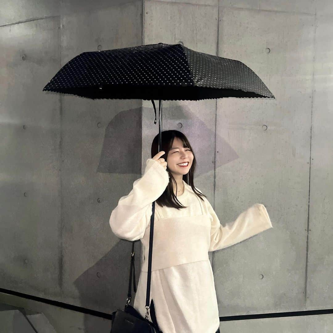 今井瞳さんのインスタグラム写真 - (今井瞳Instagram)「🌧️ ㅤㅤㅤㅤㅤㅤㅤㅤㅤㅤㅤㅤㅤ ㅤㅤㅤㅤㅤㅤㅤㅤㅤㅤㅤㅤㅤ 気持ちのいい気温に お外歩くぞ〜！！って お散歩しようと思ったら雨。 折りたたみ傘持っててよかった✌🏻‎🤍 ㅤㅤㅤㅤㅤㅤㅤㅤㅤㅤㅤㅤㅤ 雨は降っちゃったけど 新しいお洋服にるんるんでした〜！！ ニット着てても涼しかった🧶 ㅤㅤㅤㅤㅤㅤㅤㅤㅤㅤㅤㅤㅤ ㅤㅤㅤㅤㅤㅤㅤㅤㅤㅤㅤㅤㅤ皆さま風邪ひきませんように、、！ お互い元気に過ごそうね‪🧸♡ ㅤㅤㅤㅤㅤㅤㅤㅤㅤㅤㅤㅤㅤ ㅤㅤㅤㅤㅤㅤㅤㅤㅤㅤㅤㅤㅤ #ootd #fashion #今日のコーデ #오오티디 #秋コーデ #ニットコーデ #散歩が好き #いいね返し #今井瞳」10月8日 19時36分 - i_hitomi_0531