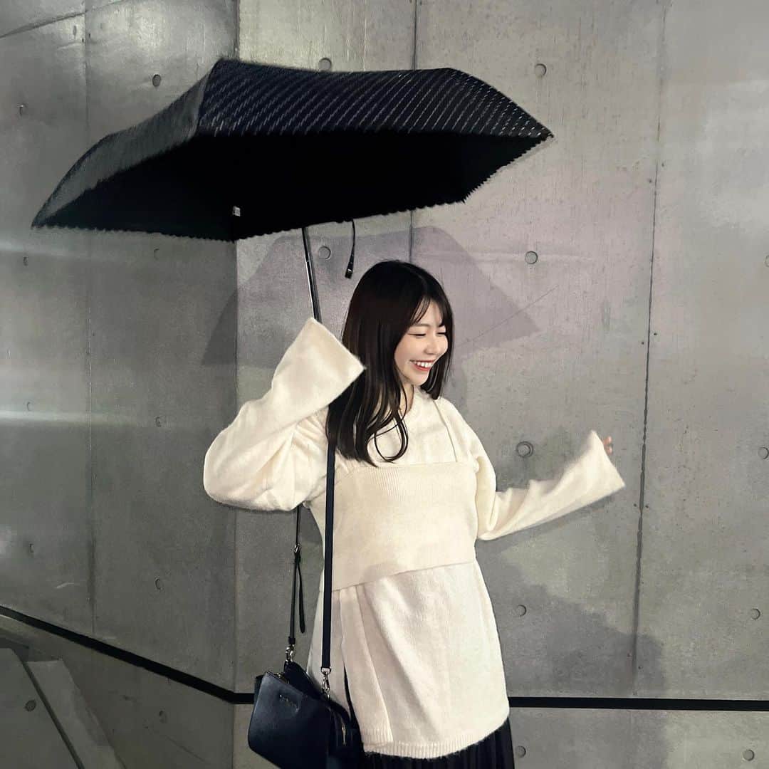 今井瞳さんのインスタグラム写真 - (今井瞳Instagram)「🌧️ ㅤㅤㅤㅤㅤㅤㅤㅤㅤㅤㅤㅤㅤ ㅤㅤㅤㅤㅤㅤㅤㅤㅤㅤㅤㅤㅤ 気持ちのいい気温に お外歩くぞ〜！！って お散歩しようと思ったら雨。 折りたたみ傘持っててよかった✌🏻‎🤍 ㅤㅤㅤㅤㅤㅤㅤㅤㅤㅤㅤㅤㅤ 雨は降っちゃったけど 新しいお洋服にるんるんでした〜！！ ニット着てても涼しかった🧶 ㅤㅤㅤㅤㅤㅤㅤㅤㅤㅤㅤㅤㅤ ㅤㅤㅤㅤㅤㅤㅤㅤㅤㅤㅤㅤㅤ皆さま風邪ひきませんように、、！ お互い元気に過ごそうね‪🧸♡ ㅤㅤㅤㅤㅤㅤㅤㅤㅤㅤㅤㅤㅤ ㅤㅤㅤㅤㅤㅤㅤㅤㅤㅤㅤㅤㅤ #ootd #fashion #今日のコーデ #오오티디 #秋コーデ #ニットコーデ #散歩が好き #いいね返し #今井瞳」10月8日 19時36分 - i_hitomi_0531