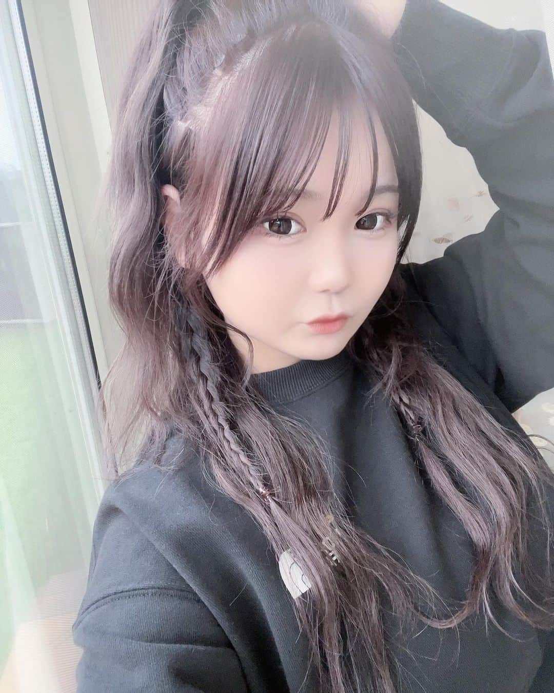 せりなのインスタグラム：「最新のプルシールエクステ付けに行ったよー😚🩷 縛ってもシールの部分があんまり目立たなくてめっちゃ良い🥹 そしてラベンダーにしてもらいました👍🏻 どーう！？   #プルエクステ  #プルシールエクステ  #シールエクステ  #髪型  #y2k  #ラベンダーカラー  #ラベンダー」