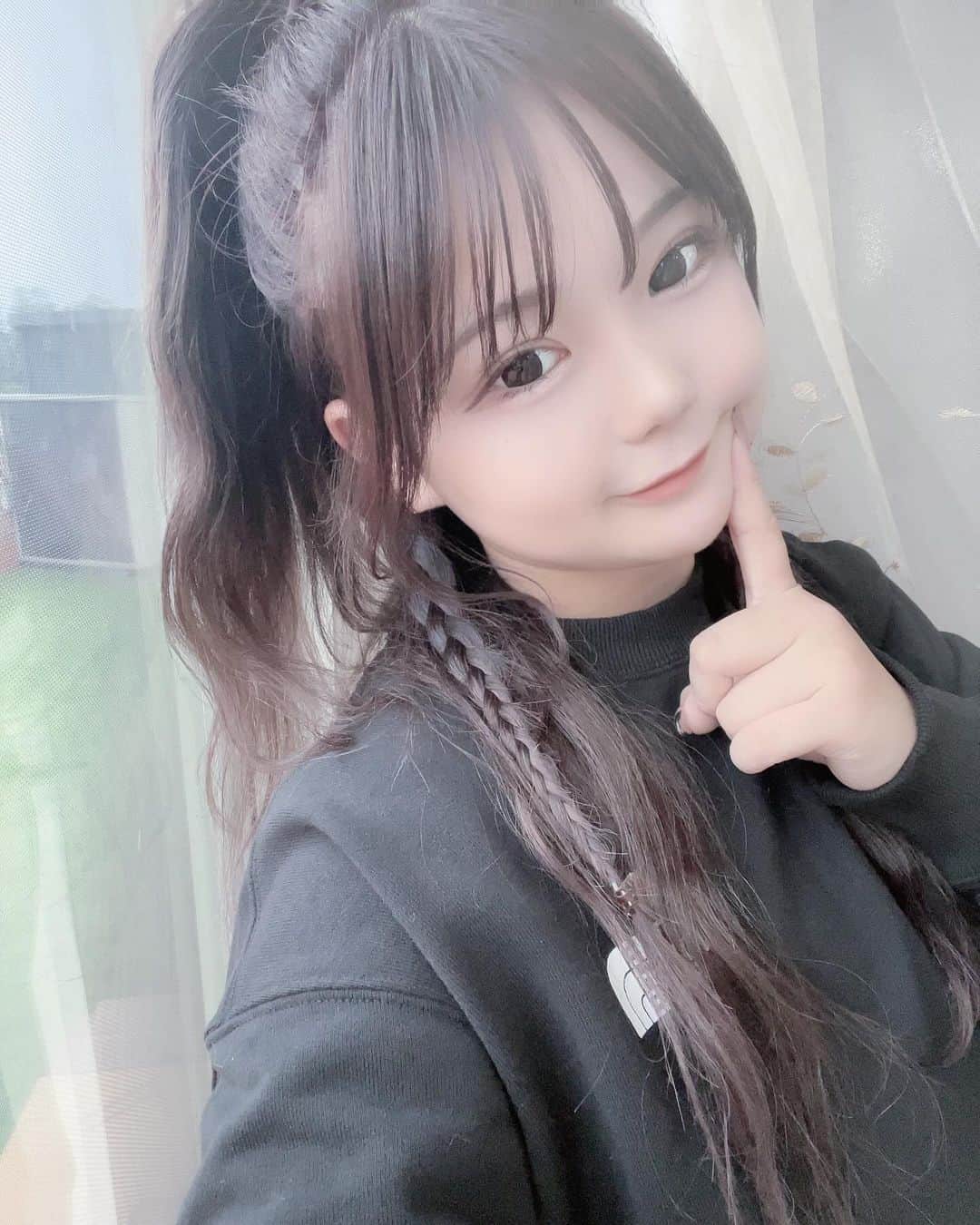 せりなさんのインスタグラム写真 - (せりなInstagram)「最新のプルシールエクステ付けに行ったよー😚🩷 縛ってもシールの部分があんまり目立たなくてめっちゃ良い🥹 そしてラベンダーにしてもらいました👍🏻 どーう！？   #プルエクステ  #プルシールエクステ  #シールエクステ  #髪型  #y2k  #ラベンダーカラー  #ラベンダー」10月8日 19時39分 - serina4649
