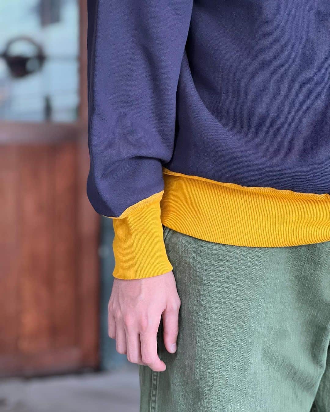 BEAMS+さんのインスタグラム写真 - (BEAMS+Instagram)「・ BEAMS PLUS RECOMMEND.  ＜John Gluckow POP UP STORE.＞  Lot JG-CS03 Late 1930s to mid 1940s PX Crewneck (Two-Tone) print.  Military-derived two-tone sweatshirt with a classic flocky print. The 100% cotton backing is also very attractive. This style will become a staple and an important piece for the brand.  -------------------------------------  ミリタリー由来のツートーンスウェットは、フロッキープリントのクラシックな印象。コットン100%の裏起毛も魅力的。このスタイルは定番化していく、ブランドでも大切なピース。  #beams #beamsplus #beamsplusharajuku  #harajuku #tokyo #mensfashion #mensstyle #stylepoln #menswear #johngluckow #warehousecompany」10月8日 20時05分 - beams_plus_harajuku