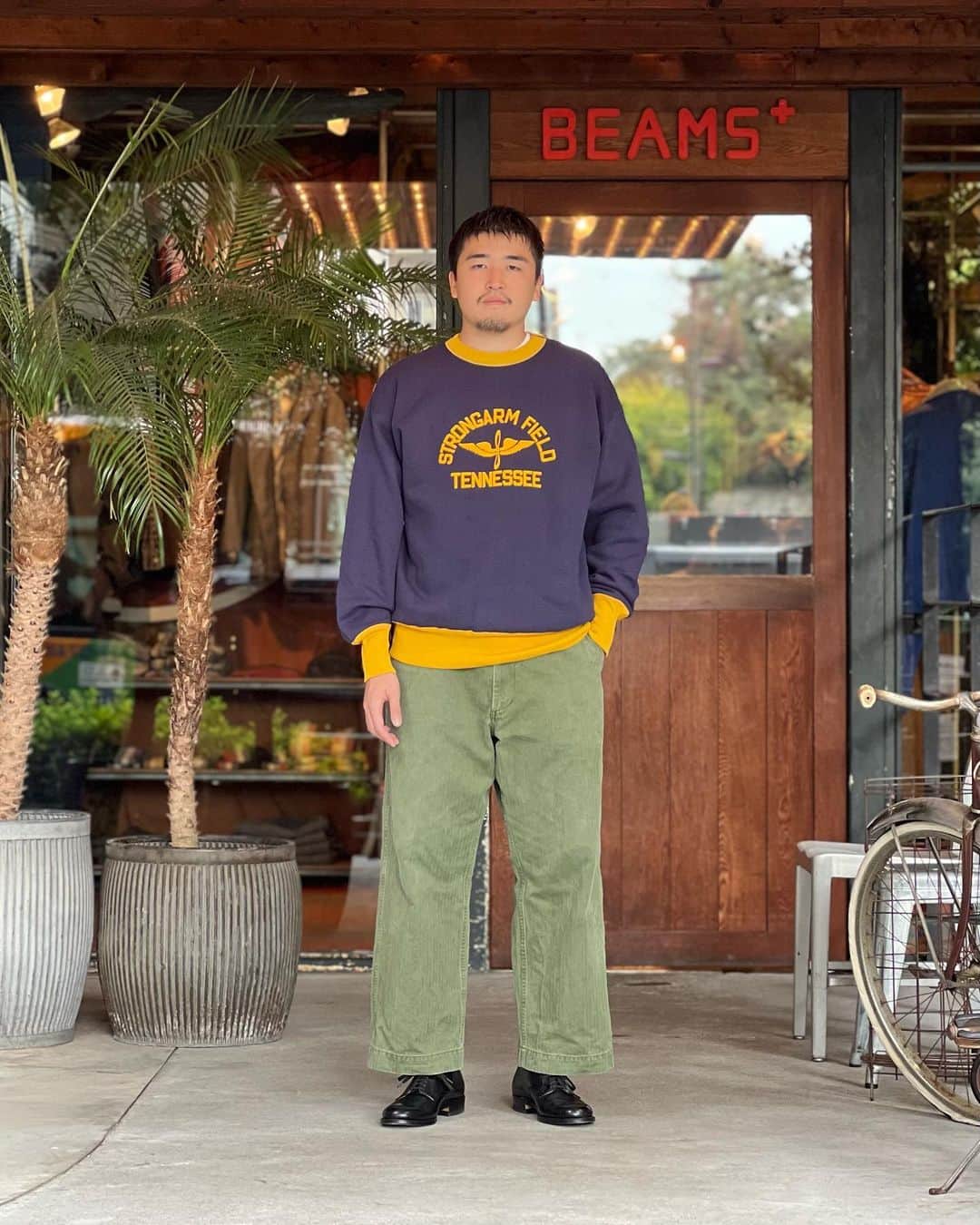 BEAMS+さんのインスタグラム写真 - (BEAMS+Instagram)「・ BEAMS PLUS RECOMMEND.  ＜John Gluckow POP UP STORE.＞  Lot JG-CS03 Late 1930s to mid 1940s PX Crewneck (Two-Tone) print.  Military-derived two-tone sweatshirt with a classic flocky print. The 100% cotton backing is also very attractive. This style will become a staple and an important piece for the brand.  -------------------------------------  ミリタリー由来のツートーンスウェットは、フロッキープリントのクラシックな印象。コットン100%の裏起毛も魅力的。このスタイルは定番化していく、ブランドでも大切なピース。  #beams #beamsplus #beamsplusharajuku  #harajuku #tokyo #mensfashion #mensstyle #stylepoln #menswear #johngluckow #warehousecompany」10月8日 20時05分 - beams_plus_harajuku