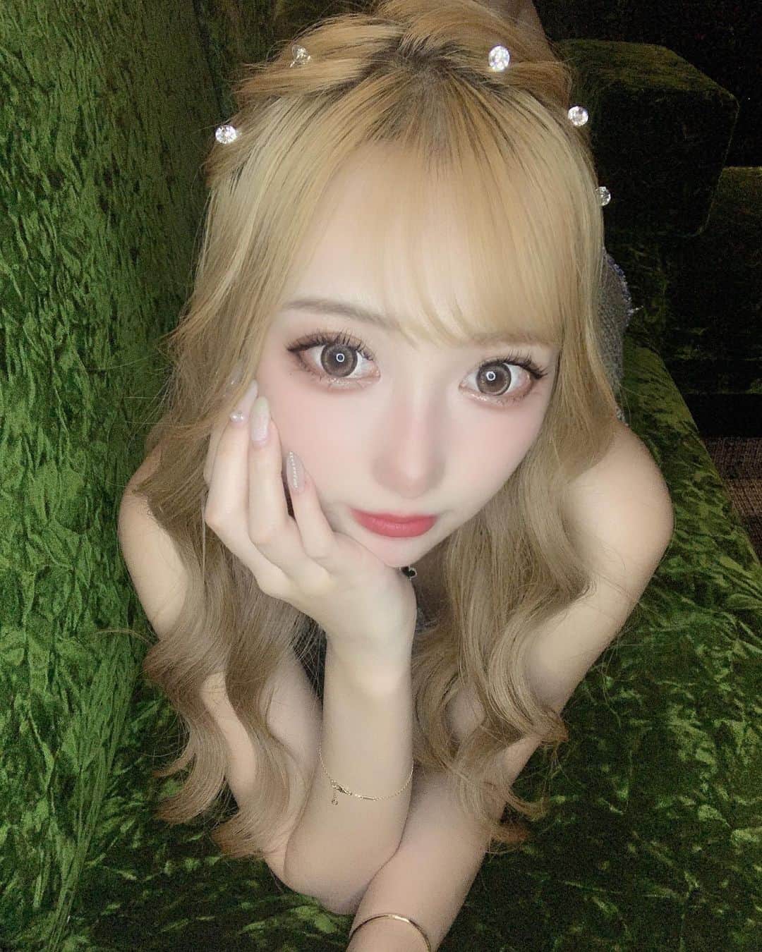 愛莉のインスタグラム：「25歳は真っ直ぐに生きたいな  #大阪#北新地#難波#歌舞伎町#水商売#キャバ嬢#キャバクラ#ホスト#キャバドレス#可愛い#ガリガリ#スタイル抜群#金髪#ギャル#清楚#お姉さん#谷間#ヘアメイク#自撮り#いいね返し#フォロー返します#整形#美容#セクシー#ヘアセット#メイク#ティックトック」