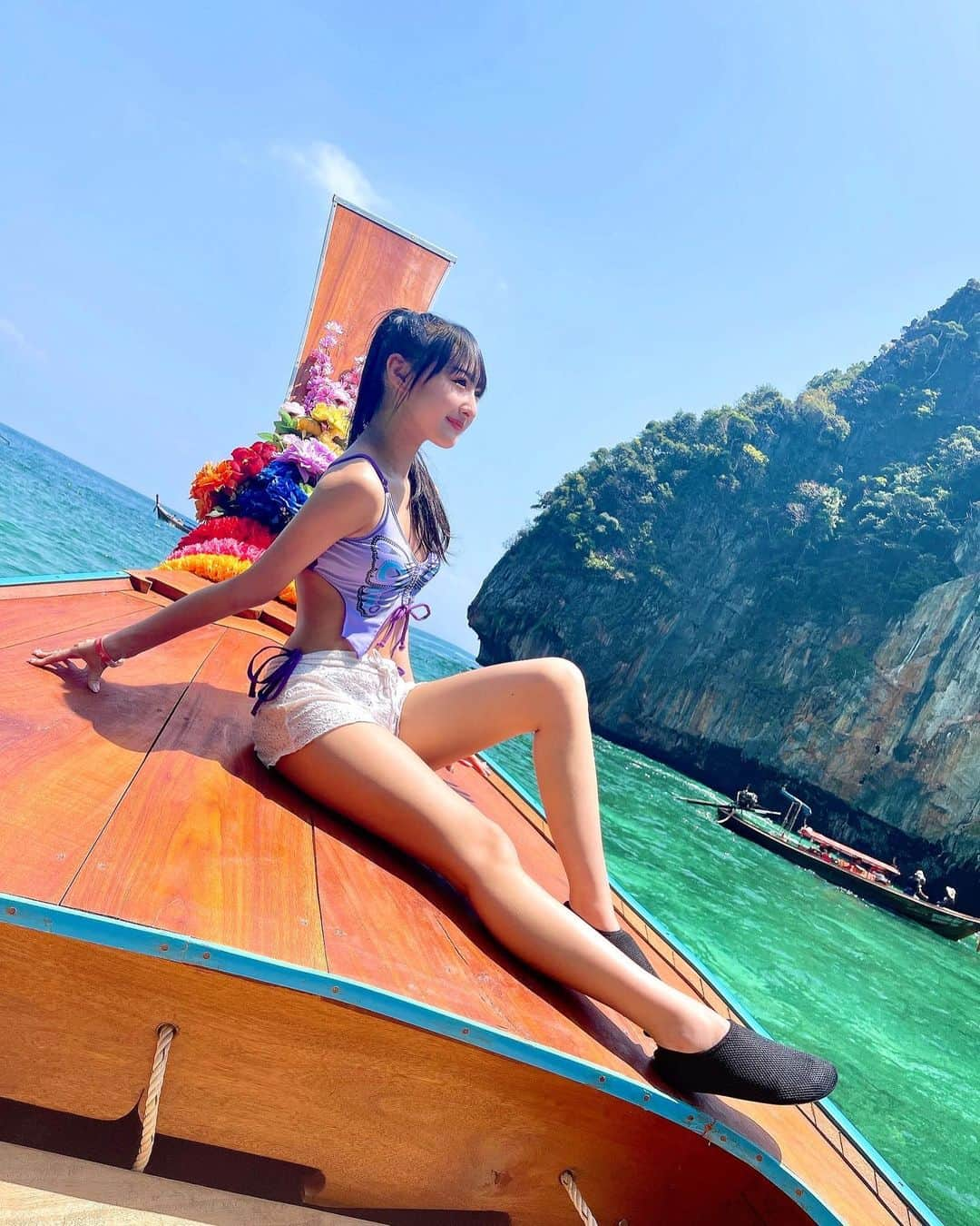 岡本怜奈のインスタグラム：「♡ 最近寒くなってきたね𓂃◌𓈒𓐍 まだ夏写真あるのに秋になっちゃった🍁 ♡ ♡ #タイ #タイ旅行  #🇹🇭 #プーケット #プーケット旅行 #リゾート #アジアリゾート#プーケット観光 #ピピ島  #秘境#アジアビーチ #ビーチリゾート #ピピ島  #ピピ島ロングテールボート #ロングテールボート #ピピレイ島 #phiphiisland #phiphiley #happy #海外女子旅 #เที่ยวเมืองไทย #ภูเก็ต」