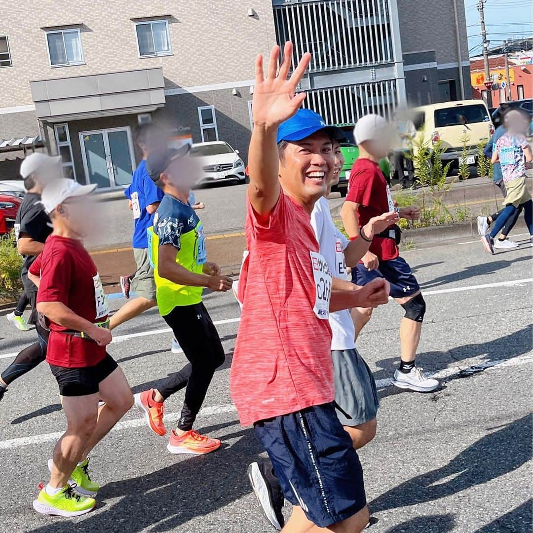 坂部友宏のインスタグラム：「1番元気な6km過ぎくらいには手をふる余裕あり！！  完走はしました！ ただ、ちょっとにがいレースになりました🙀 5時間30分くらいのフィニッシュ  思い通りにはいかないものです🏃‍♀️ 目標から1時間遅れ... 再起をはかりたいです！  沿道の皆さまの応援、本当に本当に力になりました😹 給水も、スタッフの方々に都度お礼を申し上げられませんでしたが、 給水がなければ無理でした😌 本当に本当にありがとうございました！大感謝です！ 大会っていいですね...！  肉体的には疲労たっぷりですが 気持ち的にはいっぱい栄養をいただきました！  #新潟シティマラソン #坂部友宏 #BSN  あすからまた頑張れそうです！」