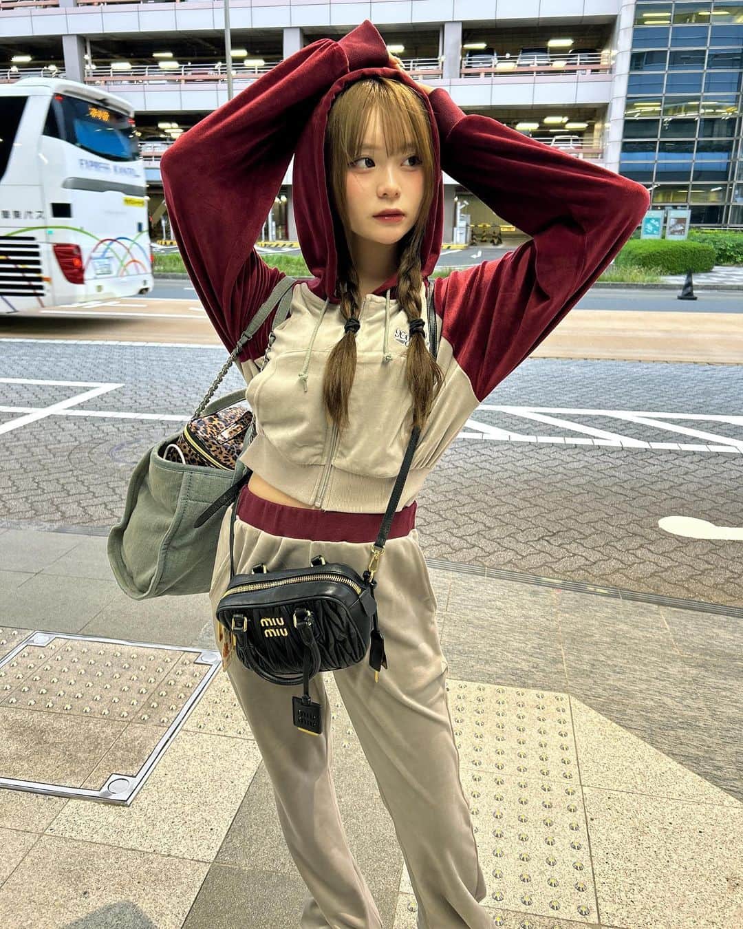 桜さんのインスタグラム写真 - (桜Instagram)「飛行機乗る時のコーデはらくちんなのがすきです  @_oasis_tokyo_ でのメンテナンスのおかげでメイクノリよかった🌼」10月8日 19時55分 - sakura_0808_