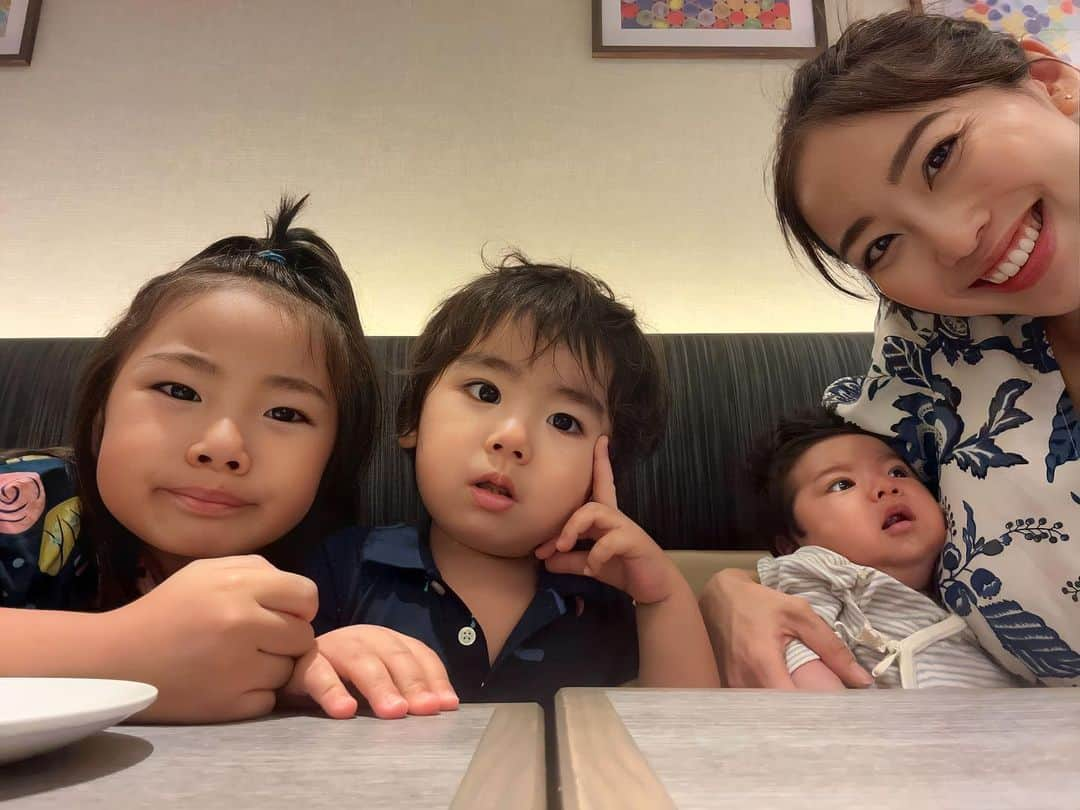 吉井絵梨子のインスタグラム：「With 3 babies 👧🏻👦🏻👶🏻  全然落ち着かない😂  #子育て奮闘中  #3人育児  #supermama #mamalife」