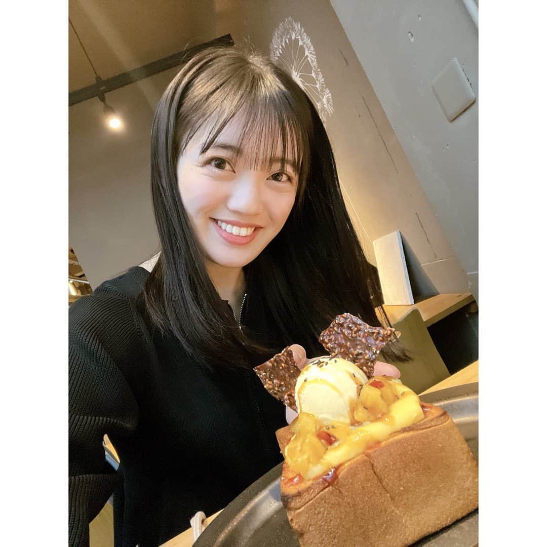 希山愛さんのインスタグラム写真 - (希山愛Instagram)「* #おいもすたぐらむ  #dixans の #さつまいも黒糖トースト 🍠🍞  オシャレで大人な雰囲気のカフェで 初めてアイスティーを頼んでみたり、 東京をめいいっぱい楽しみました！✨️  厚切りの黒糖トーストの上に お芋とバニラアイスとみたらしと黒ごま 私の大好きなものが盛りだくさん！ 少し溶けたバニラアイスと 全部一緒に口に頬張ったら幸せすぎて ほっぺが落ちちゃいました🤤🤍  トーストのサクサクふわふわと バニラとお芋の甘さに みたらしとごまのあまじょっぱい感じ！ 思い出すだけで、ほっぺが落ちちゃう〜‪‪❤︎‬  #お芋好きにはたまらん #お芋 #お芋スイーツ #さつまいもトースト #トースト #東京カフェ #神保町カフェ #水道橋カフェ  #cafe #coffee #oimo #followme #99line」10月8日 19時47分 - kiyama_ai_official