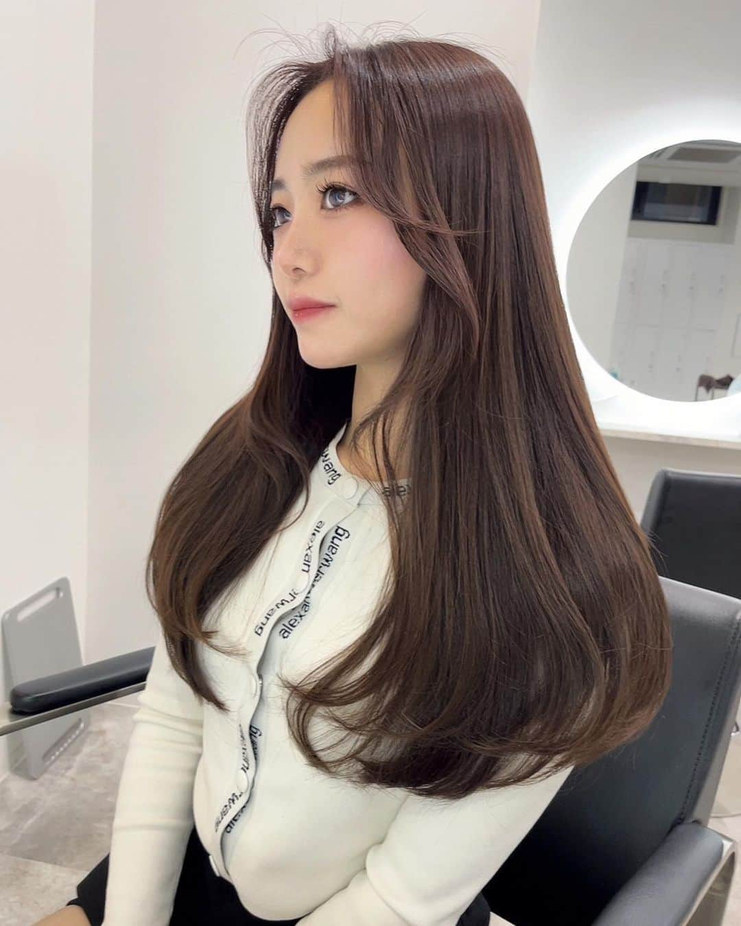 ARISAのインスタグラム：「NEW ヘアー❣️  秋っぽくcocoa pink にしてもらったよ🫶🏻🤎  今回はカットもしてもらいました💇‍♀️  前髪を10cmくらい切って レイヤーを入れてもらったよ🫶🏻  @shiina_tanikawa さん いつも可愛くしてくれて ありがとうございます🥺  #ヘアカラー #秋カラー #レイヤーカット #ココアピンク#サロンモデル #センターパート」