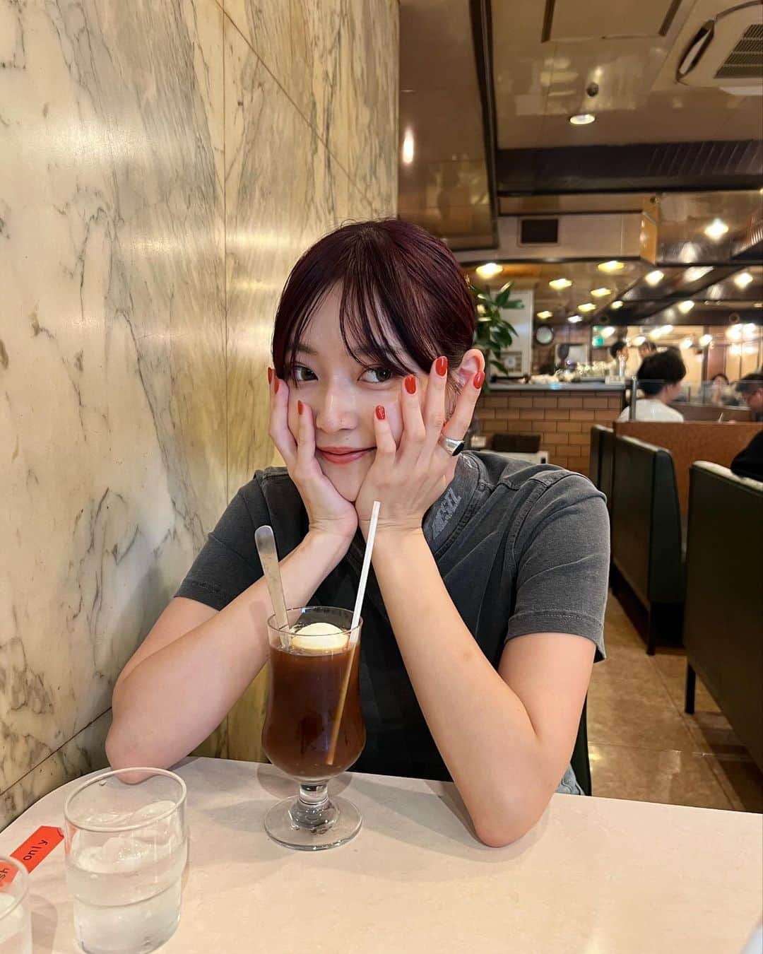 山崎江莉のインスタグラム：「昨日の📸  フリマ来てくれた方々ありがとうね💡❤️ 髪型オレンジ真似してきてくれたり(変えてしまった笑)ボブにしてきてくれたり、沢山愛をいただいた〜  メンション、メッセージ、ゆっくり読みます🏷️  ネイルかわ、、ワンカラーハマりそうです」