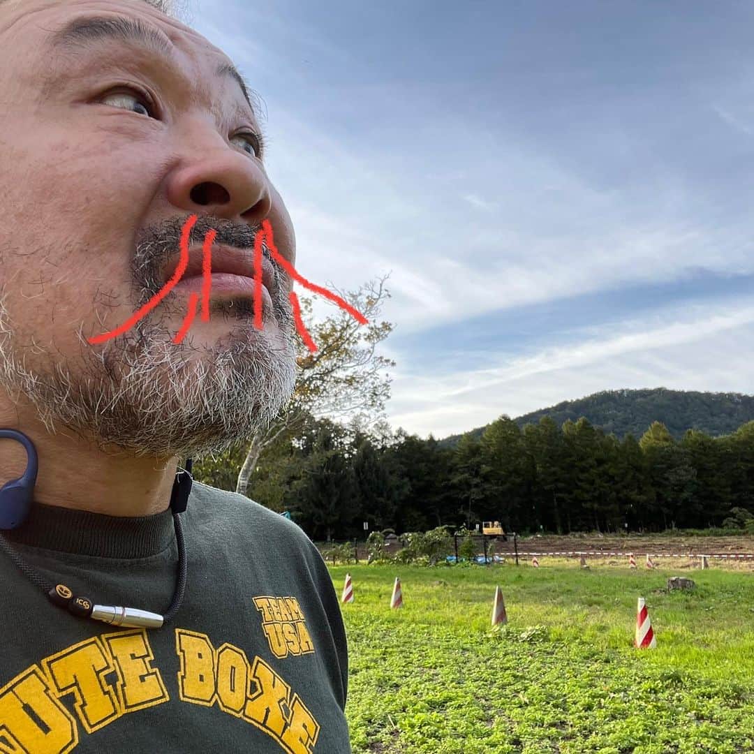 のインスタグラム：「. 【oxygen】 . 先日はシューアイスの匂いおいしかったです。 本日は秋田県の空気おいしいです！ . 世界のグラップラーたちよ、オレは明日地元の潟上市で寝技を教えてくるぞ！ オーッ!!!!! クレイグ・ジョーンズ、待っとけよ！ . #桜庭和志 #ねわざ祭 #潟上市 #QUINTET」