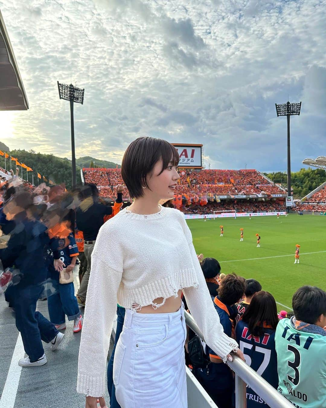 藤澤響花さんのインスタグラム写真 - (藤澤響花Instagram)「地元でサッカー観戦してきました⚽️➰🐦‍⬛  明日は【スポーツの日】ですね！ 思い返せば今年はＪリーグ、サッカー日本代表戦、大相撲、野球、ゴルフなど 色んな試合観戦をしたな〜としみじみ💭  推しの選手やチームがあったり、試合観戦の雰囲気が楽しかったり色んな楽しみ方がありますよね！  3-4枚目の動画にもある様に、 多くの人の心を熱くして、一つにするものって本当に素晴らしいなと毎回感動します😌💓  今回あえてどっちのユニフォームも着ずに観戦したんだけど、 エスパルスとジュビロどっちも無事昇格して欲しいなと願っている私でした🥺🙏 残りあと4戦、目が離せない👀🔥  #スポーツの日#エスパルス#清水エスパルス#ジュビロ#ジュビロ磐田#jリーグ#j2#サッカー観戦#サッカー#football#静岡#アイスタ#日本平#スポーツ観戦#sports#instadaily」10月8日 19時52分 - kyoka_fujisawa