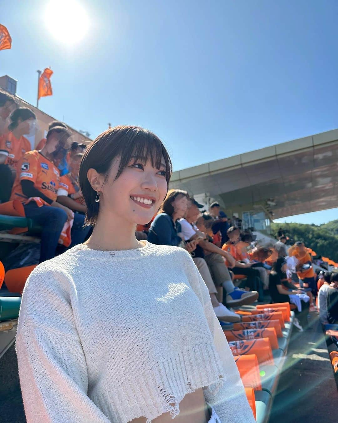 藤澤響花さんのインスタグラム写真 - (藤澤響花Instagram)「地元でサッカー観戦してきました⚽️➰🐦‍⬛  明日は【スポーツの日】ですね！ 思い返せば今年はＪリーグ、サッカー日本代表戦、大相撲、野球、ゴルフなど 色んな試合観戦をしたな〜としみじみ💭  推しの選手やチームがあったり、試合観戦の雰囲気が楽しかったり色んな楽しみ方がありますよね！  3-4枚目の動画にもある様に、 多くの人の心を熱くして、一つにするものって本当に素晴らしいなと毎回感動します😌💓  今回あえてどっちのユニフォームも着ずに観戦したんだけど、 エスパルスとジュビロどっちも無事昇格して欲しいなと願っている私でした🥺🙏 残りあと4戦、目が離せない👀🔥  #スポーツの日#エスパルス#清水エスパルス#ジュビロ#ジュビロ磐田#jリーグ#j2#サッカー観戦#サッカー#football#静岡#アイスタ#日本平#スポーツ観戦#sports#instadaily」10月8日 19時52分 - kyoka_fujisawa