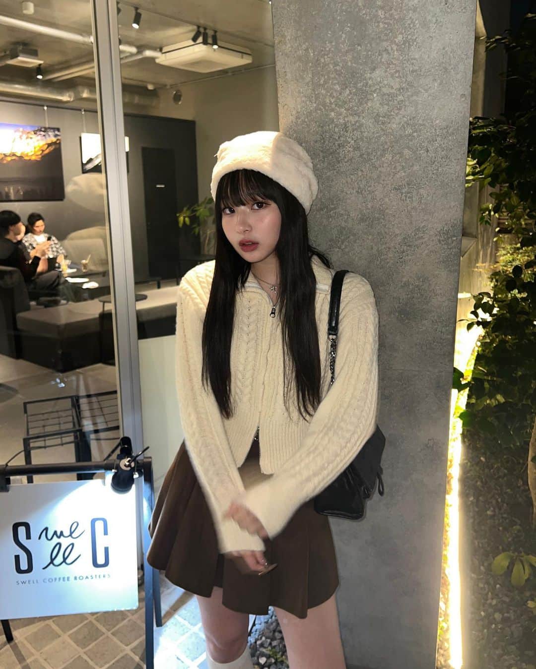 すずのインスタグラム：「🍁🍂  一気に寒くなったけんばたばた衣替えしとる…🙃🤍 そして風邪をひきました＾＾  この時の服装珍しくて皆から質問きた嬉しい＾＾トップスはすずセレクトです♡もうすぐ発売なのでお待ちを🤫」