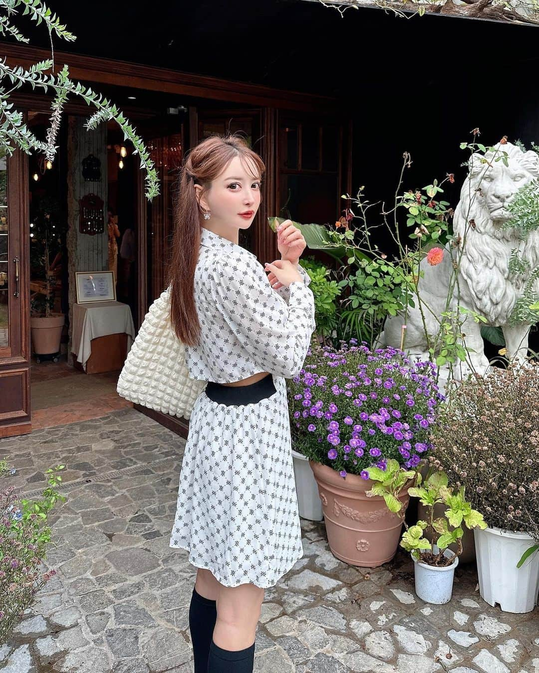 蘭子のインスタグラム：「韓国旅🇰🇷美味しくて可愛いものに溢れてて困る🥹💓 . 弘大のベーグル屋さん🥯[ @susanghan_bagel ］ 昨日着てたワンピ👗[ @royalparty_official ] . 腰がチラ見えして可愛い💓 . . .  #韓国カフェ#韓国旅行#ソウル#ソウル旅行 #ソウルカフェ#カフェ巡り#韓国グルメ#韓国コーデ#韓国ファッション#韓国好きな人と繋がりたい#きょコ#今日のコーデ#ワンピースコーデ#プチプラ高見えコーデ #seoul#hongdae#hongdaecafe#hongdaefood#koreatrip#koreacafe#seoulcafe#seoultrip」