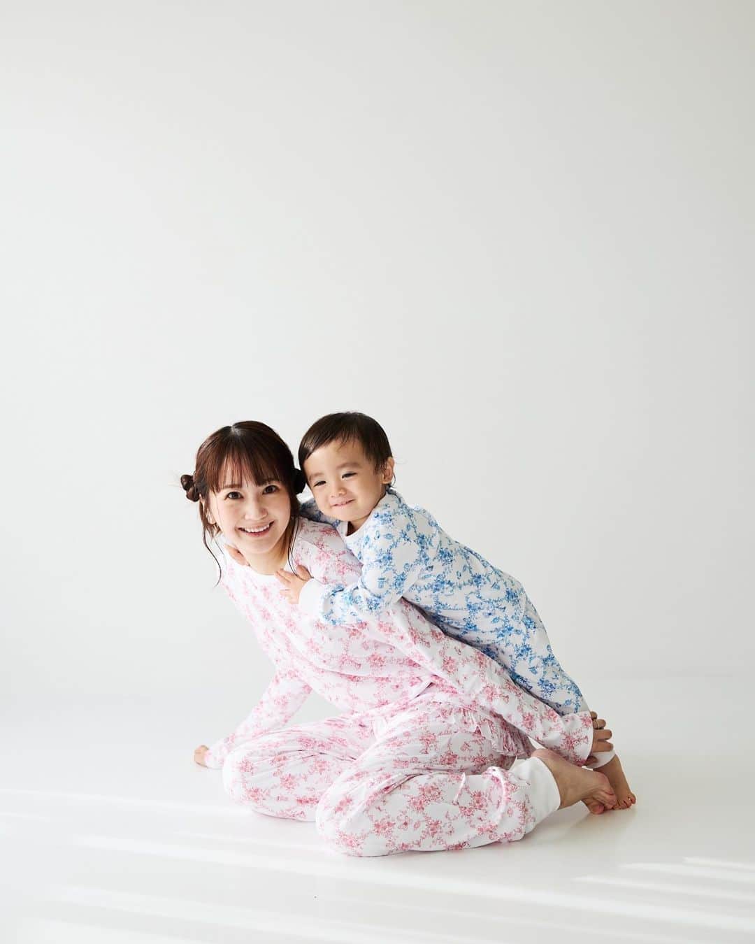 のインスタグラム：「大好きな roomwearブランド @i.melt_  @mylittlepieclothes  の撮影に参加させていただきました‼︎声をかけてくださり嬉しすぎました♡ 行く前日とか夫婦でうちの子、 周りがプロモデルさん達だから大丈夫なのか？‼︎って話してました😅  カメラマンさん　@memories_photostudio_haneda  皆さんの素敵な空気感で 撮影凄く楽しかったみたい♡ 自然な表情沢山☺️ すごい遊んでもらってました🥰  実はこのパジャマ家族4人でおそろいだから 着れる日が楽しみです🩵🩷👶🪽  #リンクコーデ  #親子リンクコーデ  #roomwear」