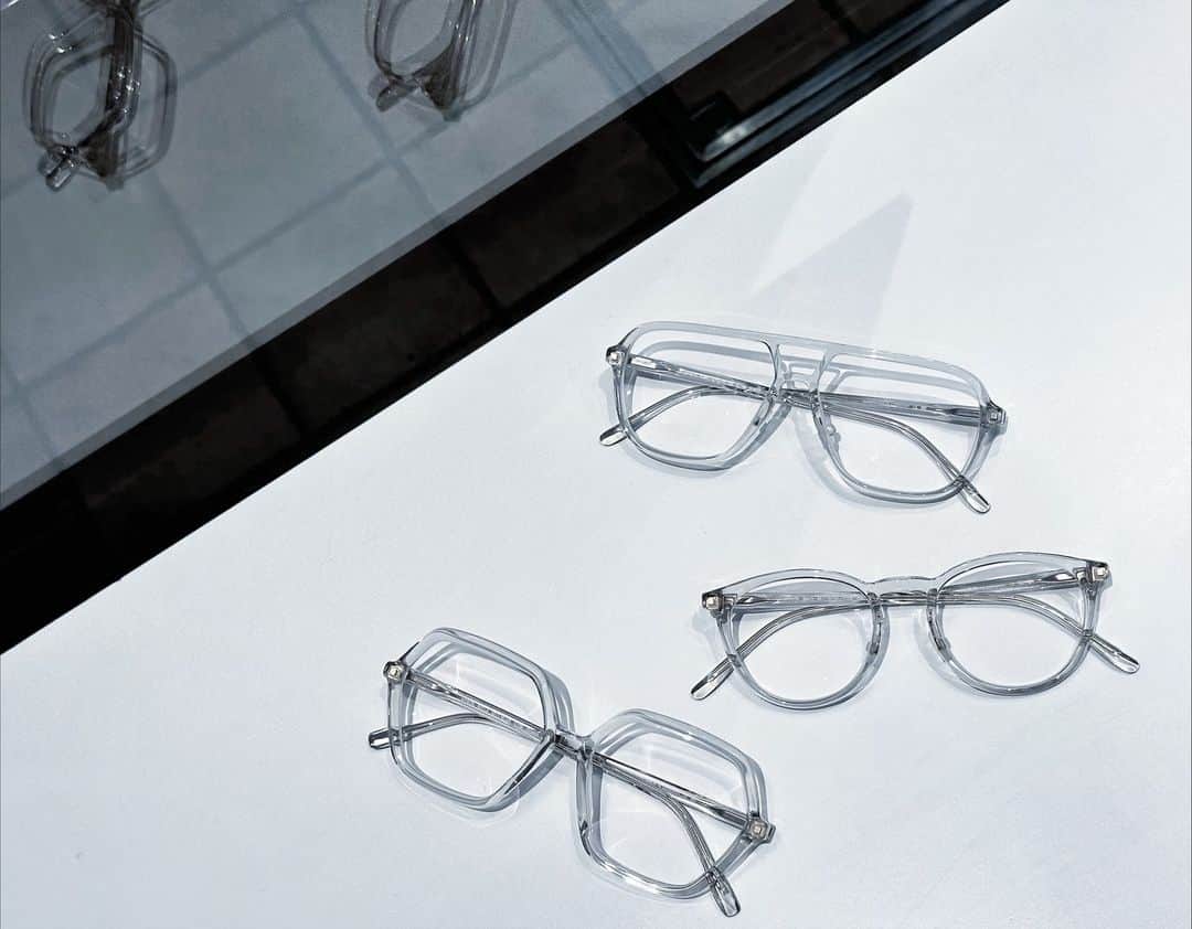 のインスタグラム：「【ACETATE "Spring Water"】  透明度の高いクリアモデルを集めました。 お肌なじみが良く、光が当たるとキラっと輝くのでお肌のトーンアップ効果がございます。  個性的なデザインもお肌に溶け込むので、ぜひお試ししていただきたいです。   ACETATE "Spring Water"  We collected clear models with high transparency. They blend well with your skin and sparkle when the light hits them, which helps to improve the tone of your skin. The unique design also blends well with your skin, so we hope you will give it a try.  #mykita  #mykitaacetate  #eyewear  #eyewearfashion  #マイキータ  #メガネ」
