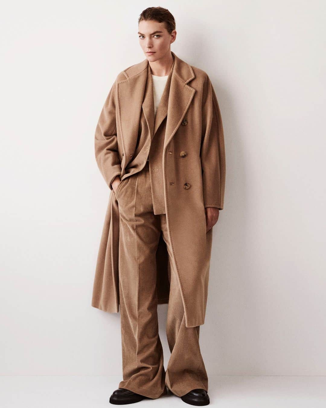 マックスマーラのインスタグラム：「Understated and elegant, the #MaxMara101801 adds an element of sophistication to any look. Discover the Icon coat in a variety of seasonal and classic colors at the link in bio. #MaxMaraFW23 #MaxMara」