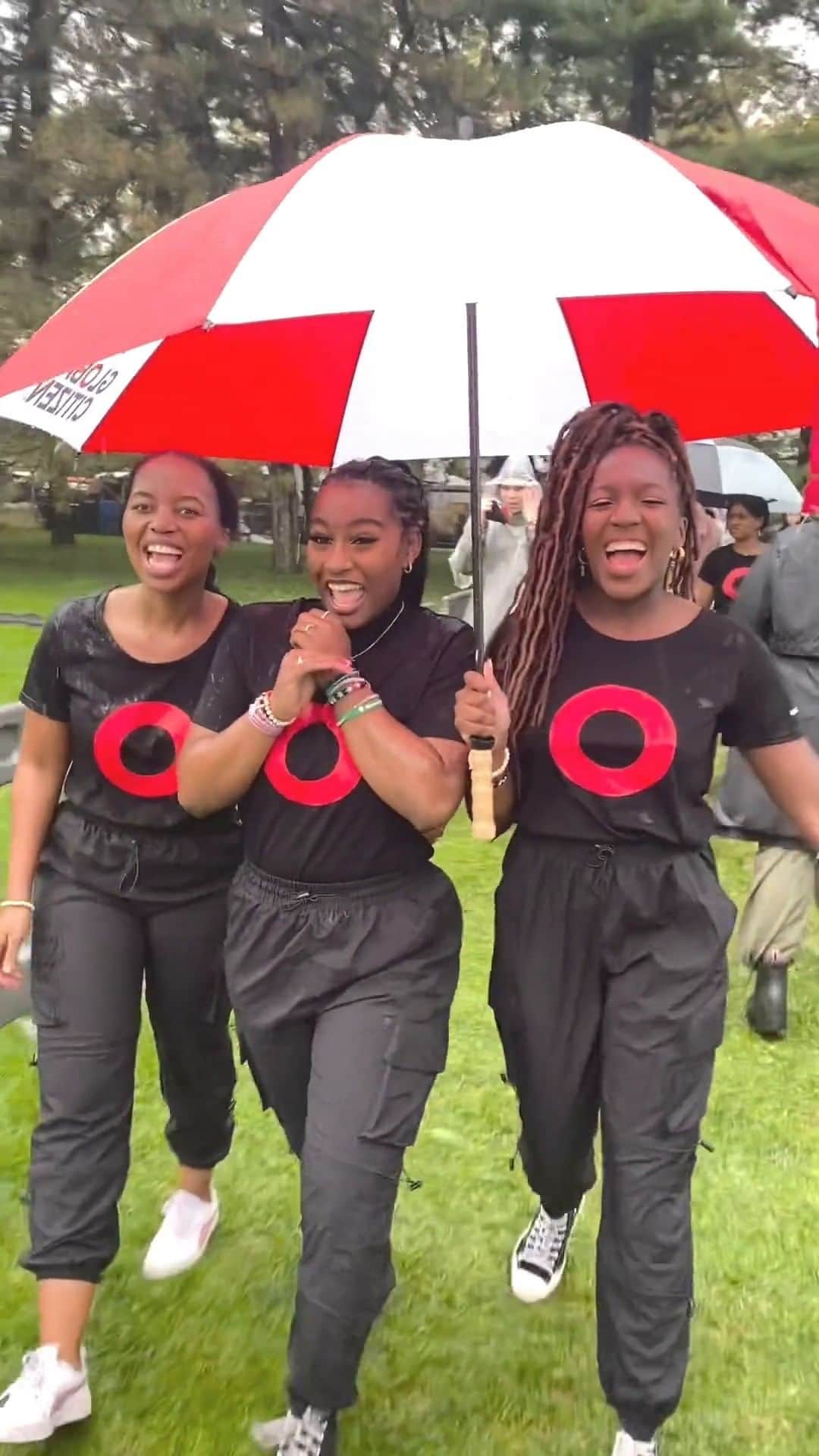 のインスタグラム：「#ICYMI, the @GlbCtzn stage was set alight by the #BloodSisters movement through an inspiring dance performance - choreographed and originally performed by @bontle.modiselle and @always_brand @always_sa period hero, @wearehervillage who shared our collective mission to #EndPeriodPoverty alongside South African actress & activist @nomzamo_m.    You can join us in the movement with the @always_brand @whisperindia Period Heroes on the #GlobalCitizen app at the link in bio.  #GlobalCitizenFestivall #BloodSisters #WeSeeEqual」