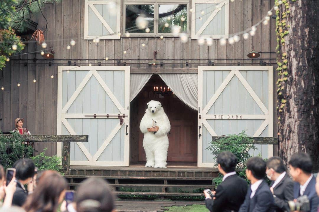 BARN&FOREST148のインスタグラム：「@barn_and_forest148 #100年後も語り継がれる結婚式  ・ ・ Polar Bear…*  ブライダルフェアのご予約やお問合せは InstagramのDMでも承っております*  #PolarBear #挙式演出 #ガーデン挙式 #ガーデン演出 #バーンアンドフォレスト148 #式場探し #barnandforest148 #卒花嫁 #プレ花嫁 #結婚式演出 #barnwedding #バーンアンドフォレスト #barn花嫁 #披露宴 #結婚式 #プレ花 #花嫁の手紙 #weddingceremony #rusticwedding #卒花 #新婦の手紙 #148花嫁 #流山おおたかの森 #結婚式場探し #結婚式準備 #ウェディングセレモニー #ナチュラルウェディング #結婚式場」