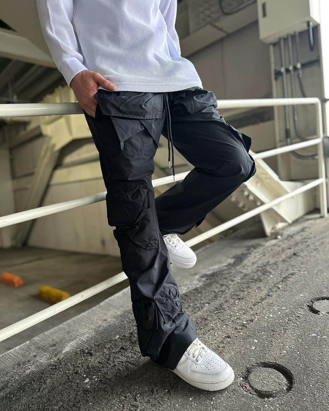 GROW AROUNDのインスタグラム：「#growaroundnewarrivals  EPTM BULLET CARGO PANTS  マットな質感のNYLON生地のCARGO PANTSが入荷しました！！ 裾にかけてフレアシルエットになっています。 立体的なカーゴポケットがいいですね！！ 173cm 着用サイズSを着用しております。」