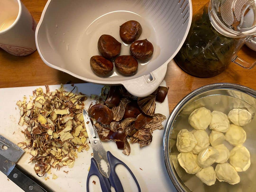 のインスタグラム：「今日は栗ごはんを作るのだ！ 皮剥きが地味に大変だ〜〜 @彼氏ちゃん宅」