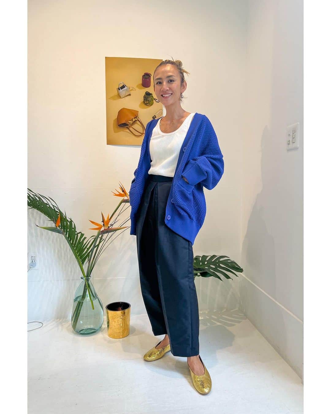 土井地恵理子のインスタグラム：「・ 展示会終わって一息。  来てくださった皆様と 会えたことの嬉しさと 感謝を思いながらの週末です🙏🏼✨  いつも着るものに悩む展示会　笑 前回も着たかもーと思いながら まあいいかって 好きな服を着るだけ  ずっと履いてた @daniella_and_gemma ✖️ @h.v.f.n のシューズは やっぱり楽ちんで最高でした✨ #しかもレイン対応☔️ #もうすぐ新色も出るよ  #exhibition #fashion #coordinate #アラフォーコーデ」