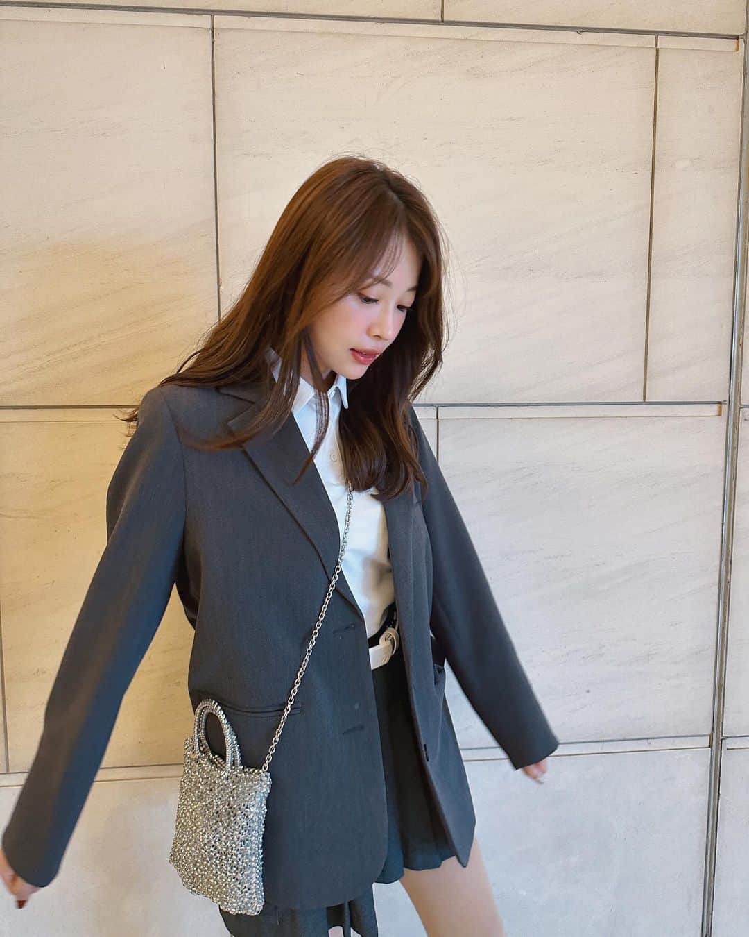 高木由梨奈のインスタグラム：「ゴルフ行く時は、ウェアにジャケット羽織ってこんな感じ🏌️‍♀️ このジャケットは韓国で買ったんだけど 安かったのに合わせやすくて重宝してる🩶 この日はスカートもグレーだったからセットアップみたいになった🤣  朝早くて寝起きでアホ毛ぱやぱや〜顔パンパン〜笑」