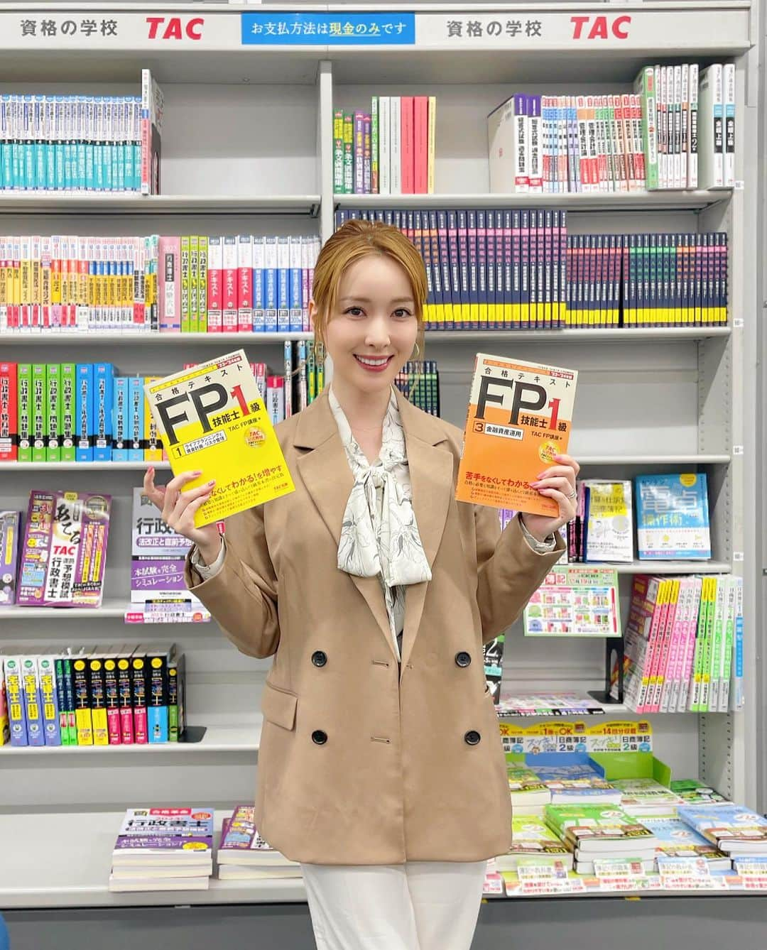 瀬戸早妃のインスタグラム：「【#FP1級 本科生受講スタート】  今日は来年1月試験に向けた授業始めでした〜📚😆 クラスはピリッとした空気感の中に、やるぞー🔥という闘志がメラメラです📈✨ また同じ「合格」という目標に向かって集まった生徒さん達と3ヶ月半駆け抜けたいと思います‼️ 今度こそ笑顔で合格発表を迎えたいです 応援よろしくお願いします🎓💐  #資格の学校TAC_PR #FP #国家資格」