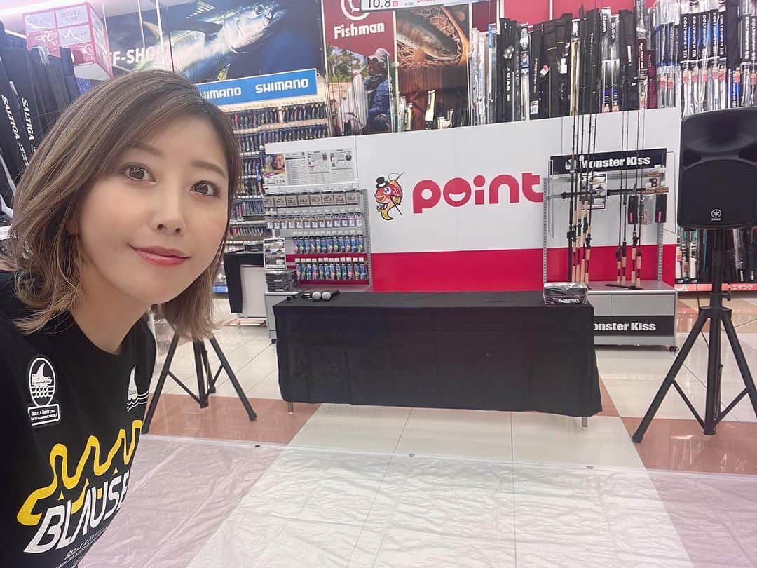 蒼井さやさんのインスタグラム写真 - (蒼井さやInstagram)「今日は、ポイント米子皆生店さん @point_yonagokaike  で来店イベントでした😊✨️ ご来店頂いた皆さま、ありがとうございました🥳 今日は、怪魚ハンターでお馴染み @monsterkiss_official の 小塚拓矢さん @kozuka_takuya と一緒に、アマゾンのお話やシーバスについてのトークショーをさせて頂き、私自身もまた色々と学ばせていただきみなさんとたくさんお話もできてめっちゃ楽しかったです😊✨️ VARIVAS製品とモンスターキスの製品をお買い上げの方にお得な特典もご用意しており、皆さんにも喜んでいただけて良かったです🥳ありがとうございました✨️😊 次はまた鳥取に釣りしに来ます～😁✨️どこかで会ったら声掛けてくださいね💕︎ ・ ・ ・ 改めまして、、 ご来店頂いた皆さま、小塚さん、吉田さん、ポイントスタッフさま、お疲れ様でした😌✨️ありがとうございました～！！ ・ ・ ・  #ポイント米子皆生店  #VARIVAS  #Monsterkiss  #モンキス」10月8日 20時12分 - saya.aoi