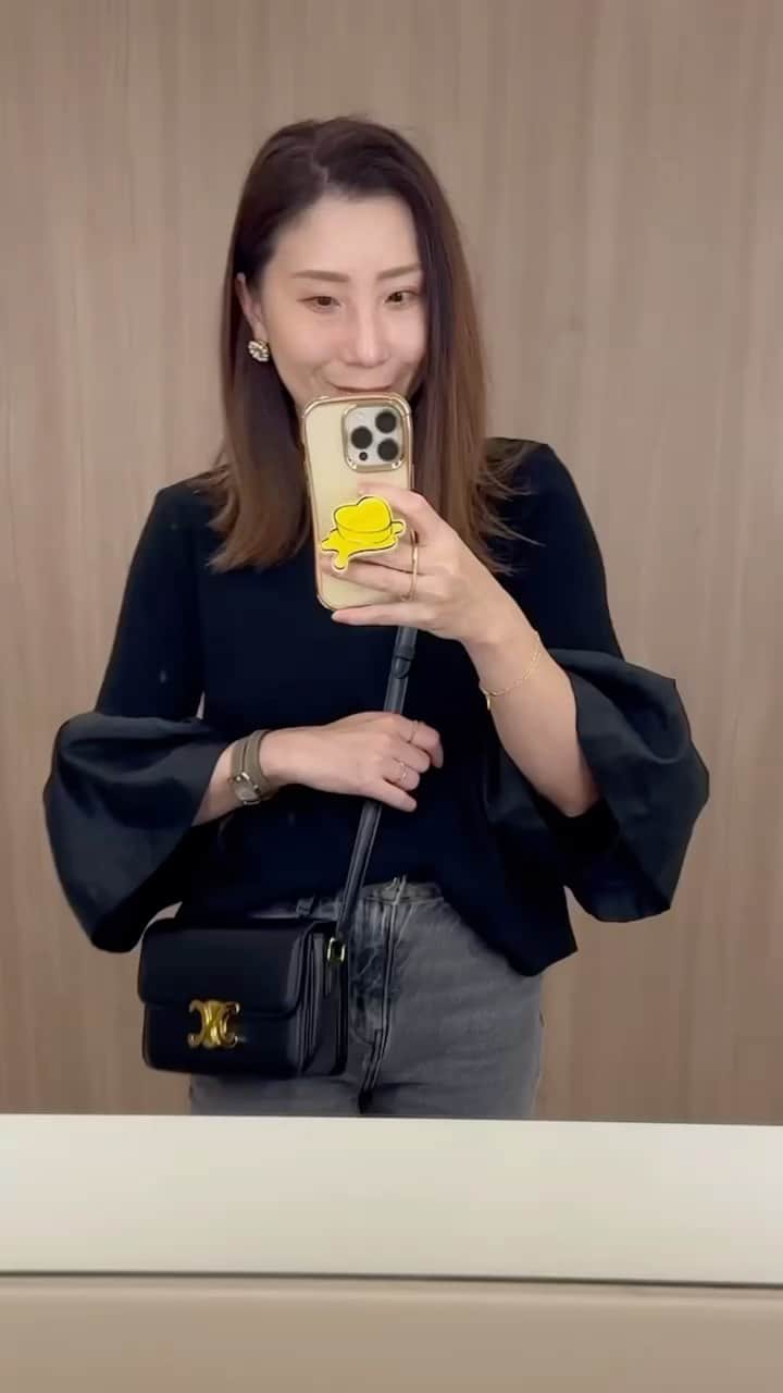 のインスタグラム：「#outfitoftheday ‪ ヘビロテ中のZARAのデニムは、 グレーも買い足しました❤︎  tops：Qoo10で買ったプチプラ denim：#zara#ザラ bag：#celine#セリーヌ shoes：#chanel#シャネル  #ootd#outfit#instafashion#コーデ#秋コーデ#大人カジュアル#きれいめカジュアル#韓国ファッション#大人女子コーデ#低身長コーデ#locari#ロカリ」