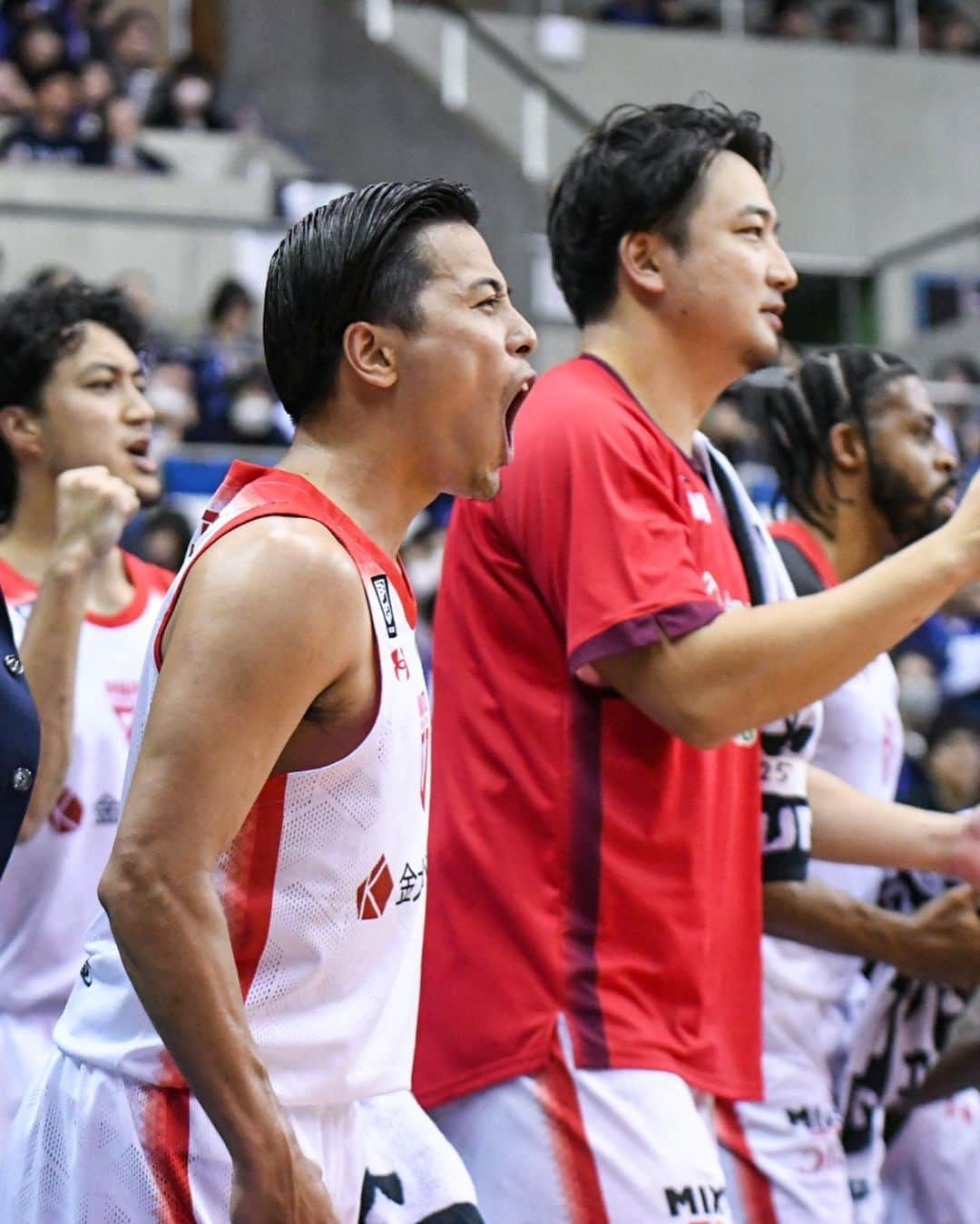 千葉ジェッツさんのインスタグラム写真 - (千葉ジェッツInstagram)「試合風景📸  B.LEAGUE2023-24 vs.長崎  🏀試合終了🏀 長崎 91-82 千葉J  #新シーズン #開幕戦 #初勝利ならず #まだまだここから #課題を修正して #一歩ずつ前へ #chibajets #Bリーグ #千葉ジェッツ #バスケ #basketball #portrait  #photograph #ジェッツ写真部 #レンズ越しの世界 #応炎📣 #ありがとうございました🔥」10月8日 20時06分 - chibajets_official