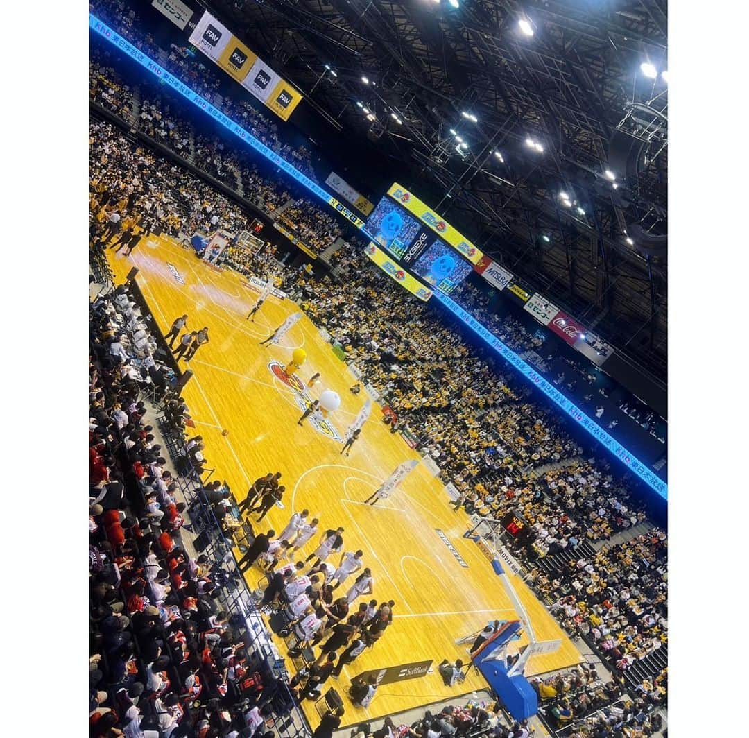 内田有香さんのインスタグラム写真 - (内田有香Instagram)「仙台89ers開幕戦🏀🔥 初戦は4000人超えのブースターで ゼビオアリーナは大盛り上がり🎉  コートの真ん中でイベント紹介をさせていただきました🎤 そして私も全力応援しましたよー📣💛  自分はプレーしなくても、 「スポーツの秋」楽しみます🎵🍁😄  最後はいつも優しい会社の先輩と🤍  #仙台 #89ers #スポーツの秋」10月8日 20時06分 - yuuka_uchida_