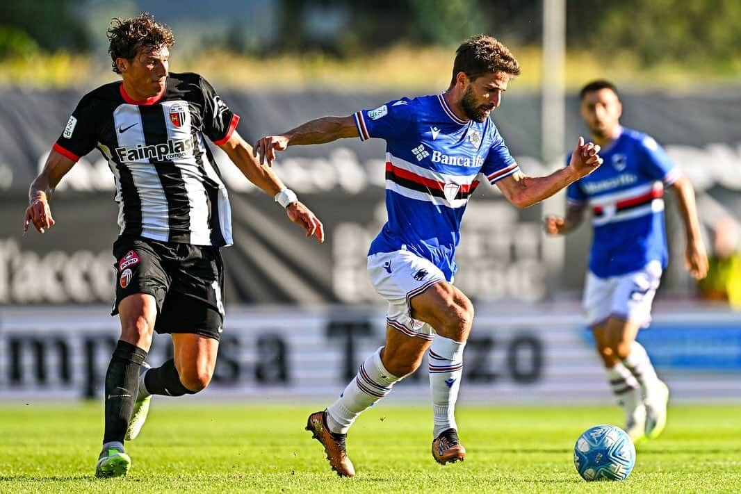 ファビオ・ボリーニのインスタグラム：「We stick together! 💪🏼🔵⚪️🔴⚫️⚪️🔵」