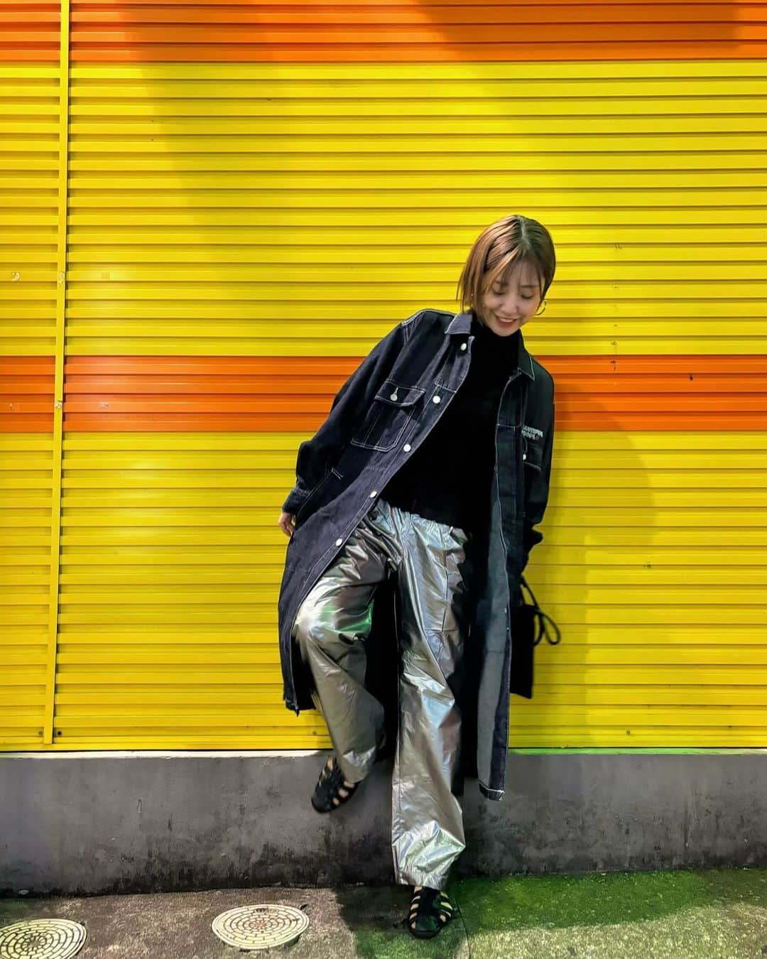 本橋優華のインスタグラム：「お気に入りのメタリックパンツ♥ お友達とサムギョプサル食べにいった日の服。  #PR @unspare_official #秋コーデ#秋服#メタリックパンツ#unspare23aw #fashion #23awcollection #unspare2023autumnwinter #metallicpants #unspare #bronzet #Silverpants #coordinate #160cm」