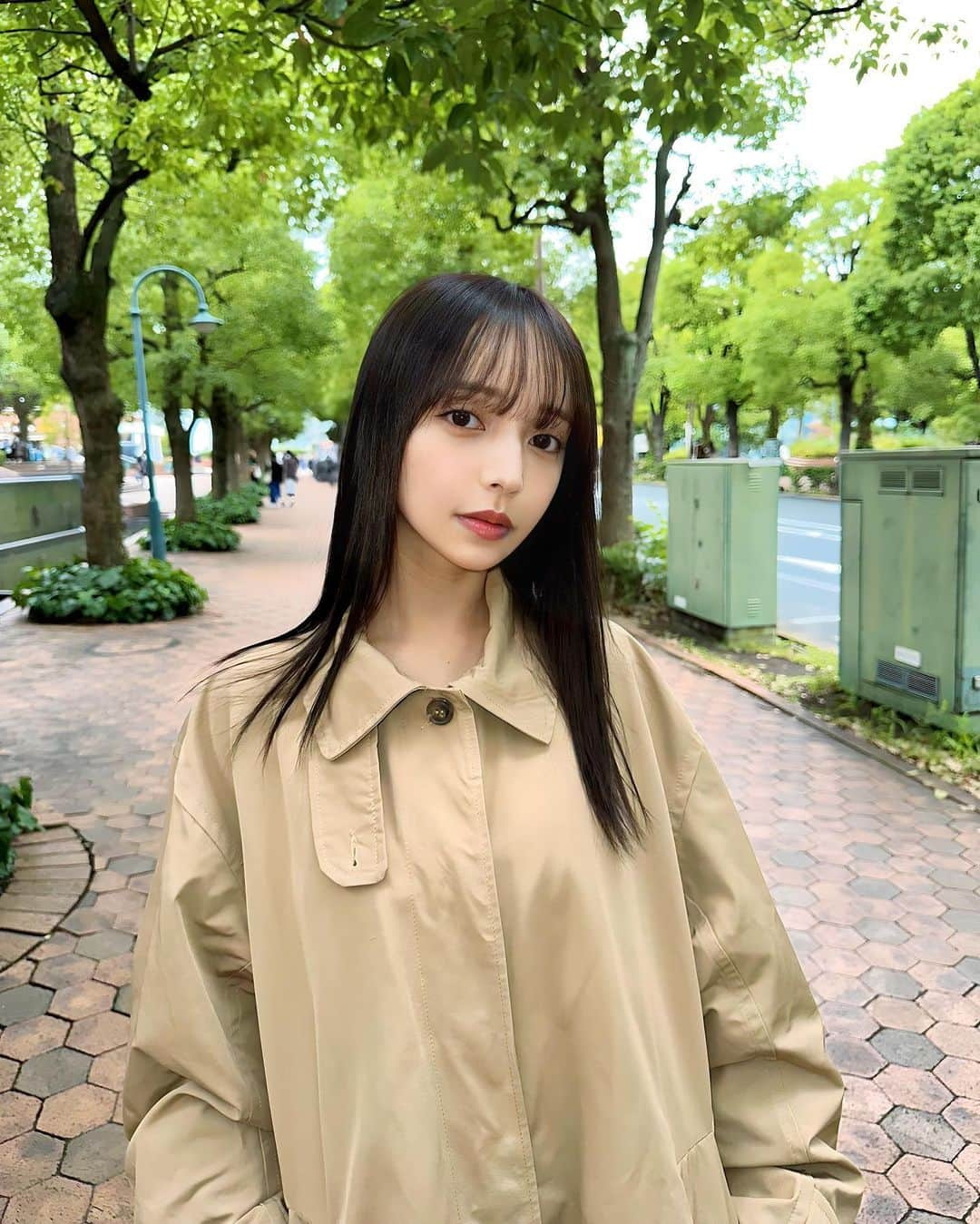 平尾優美花（ゆみちぃ）のインスタグラム：「一気に寒くなってきたね🌕🍂 3WAYのステンカラーコートおろしました☺︎  コートだけでも、ベストだけでも、２つとも重ねても可愛い♡ @angie_vintage_official  いろんな着方が出来るからコーディネートに囚われず、着まわせる便利なアウターです^_^  ZOZOTOWNにて¥1,000円クーポン配布中だから見てみて🍎  #angie#angie_vintage#angie_ootd」