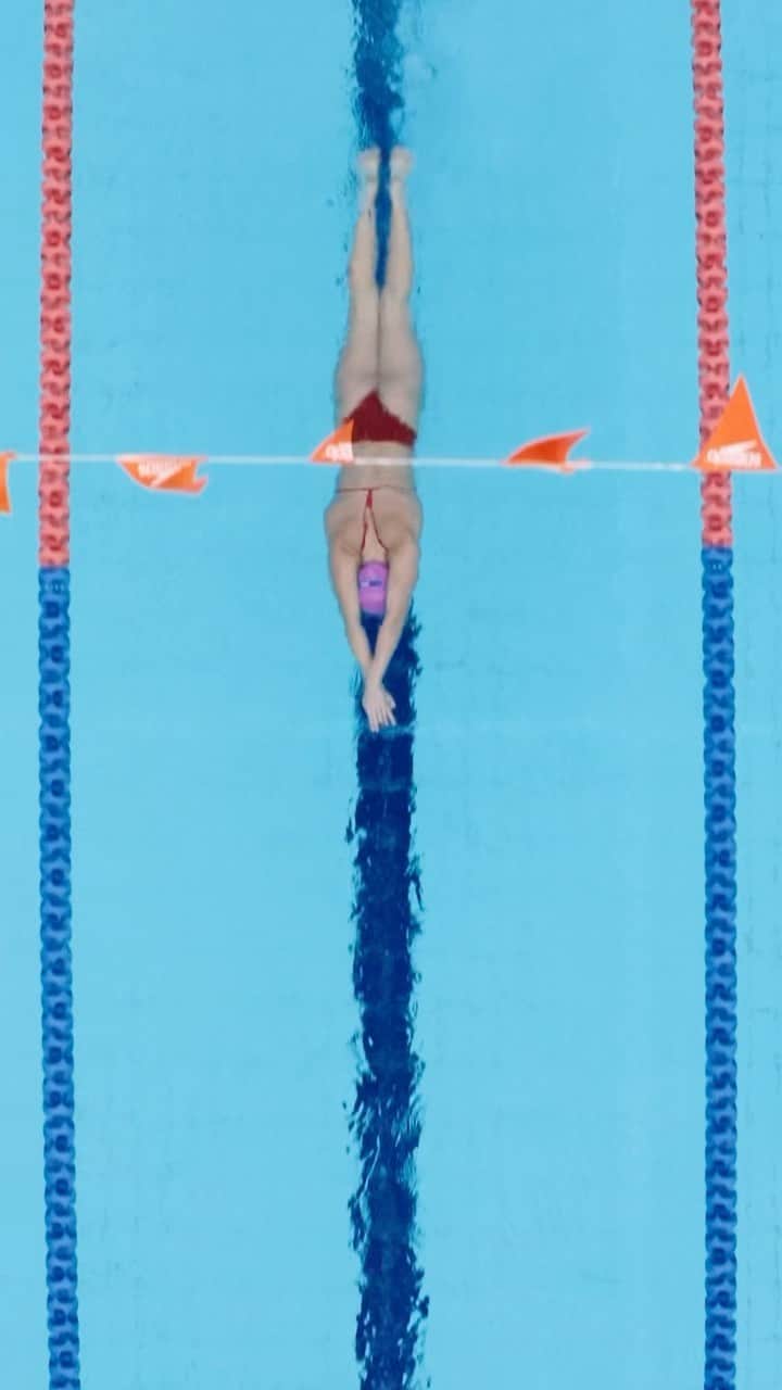 スピードのインスタグラム：「Don’t count laps, make every lap count. 👊 Olympian @ariarnetitmus_   #TeamSpeedo」